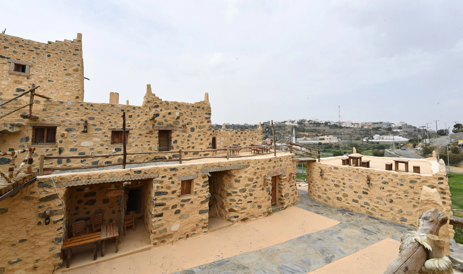 عمارة عسير.. جماليات شاهقة تصوغها مهارة البنّائين 