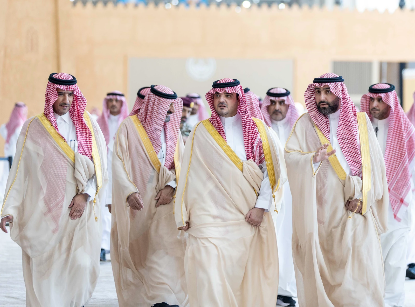 وزير الداخلية يزور معرض الصقور والصيد السعودي الدولي ويكرم الرعاة