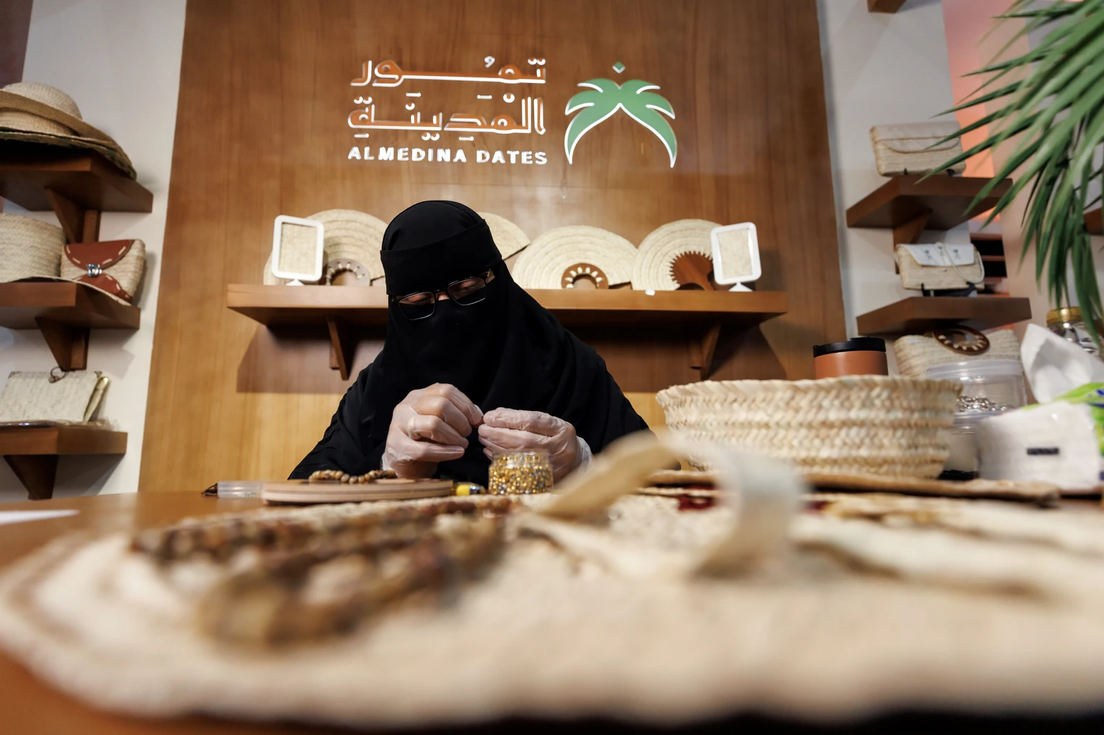 المدينة تحتفي بالتمور وتعيد وهج الحرف التقليدية