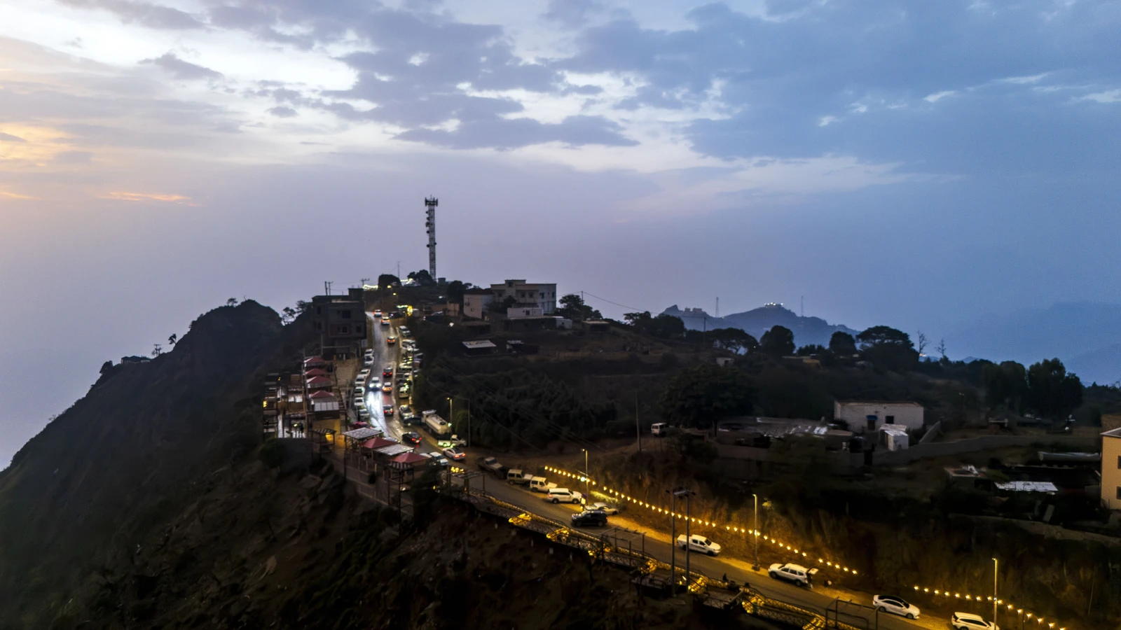 مطل الجبل الأسود.. وجهة سياحية تعانق السحاب في قلب الريث