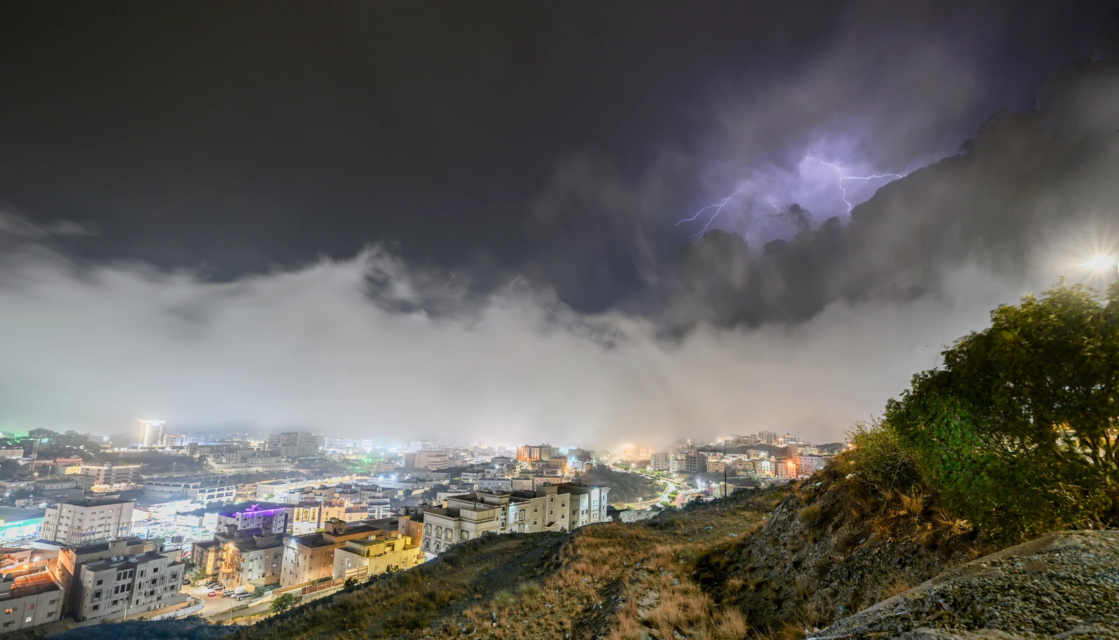 الباحة تتوشح الضباب مع أولى نسائم الخريف