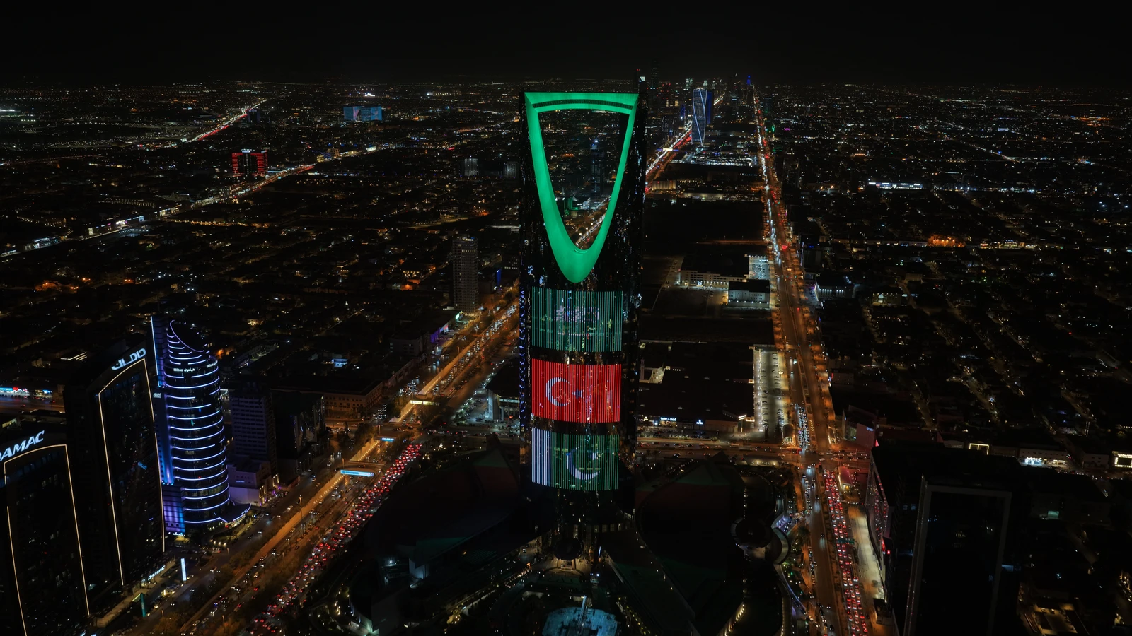 معالم المملكة تتوشح أعلام اتفاقية مكة للدفاع المشترك