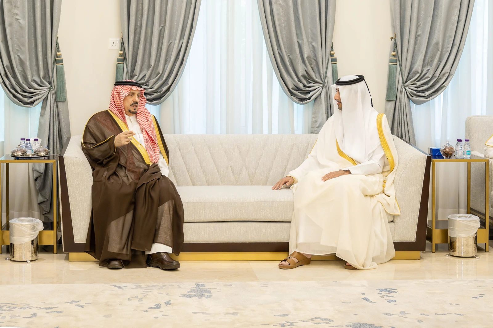 أمير الرياض يعزي في وفاة أمير قطر السابق حمد بن خليفة