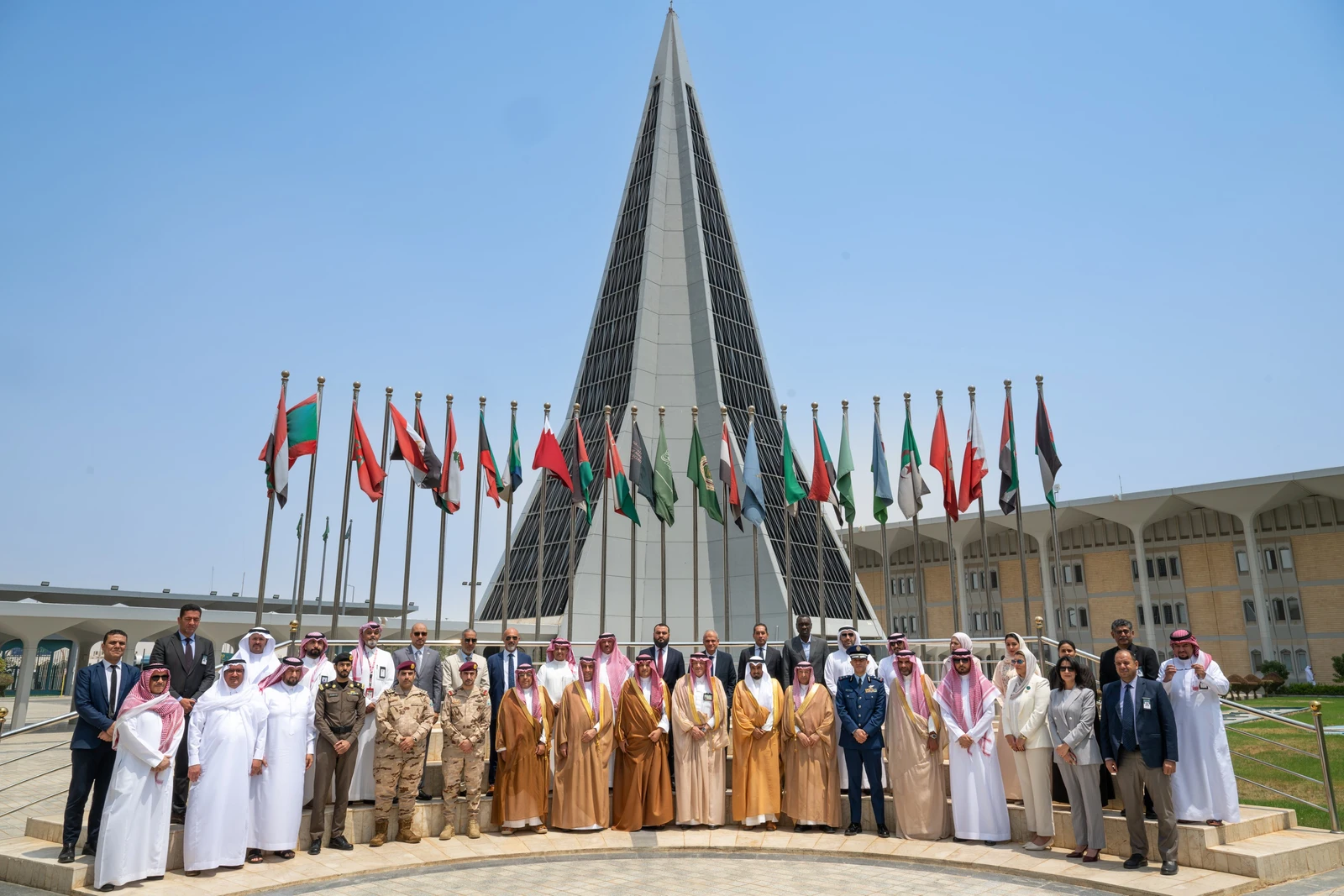 تخريج الدفعة الأولى من الدبلوم التنفيذي لأمن الطيران