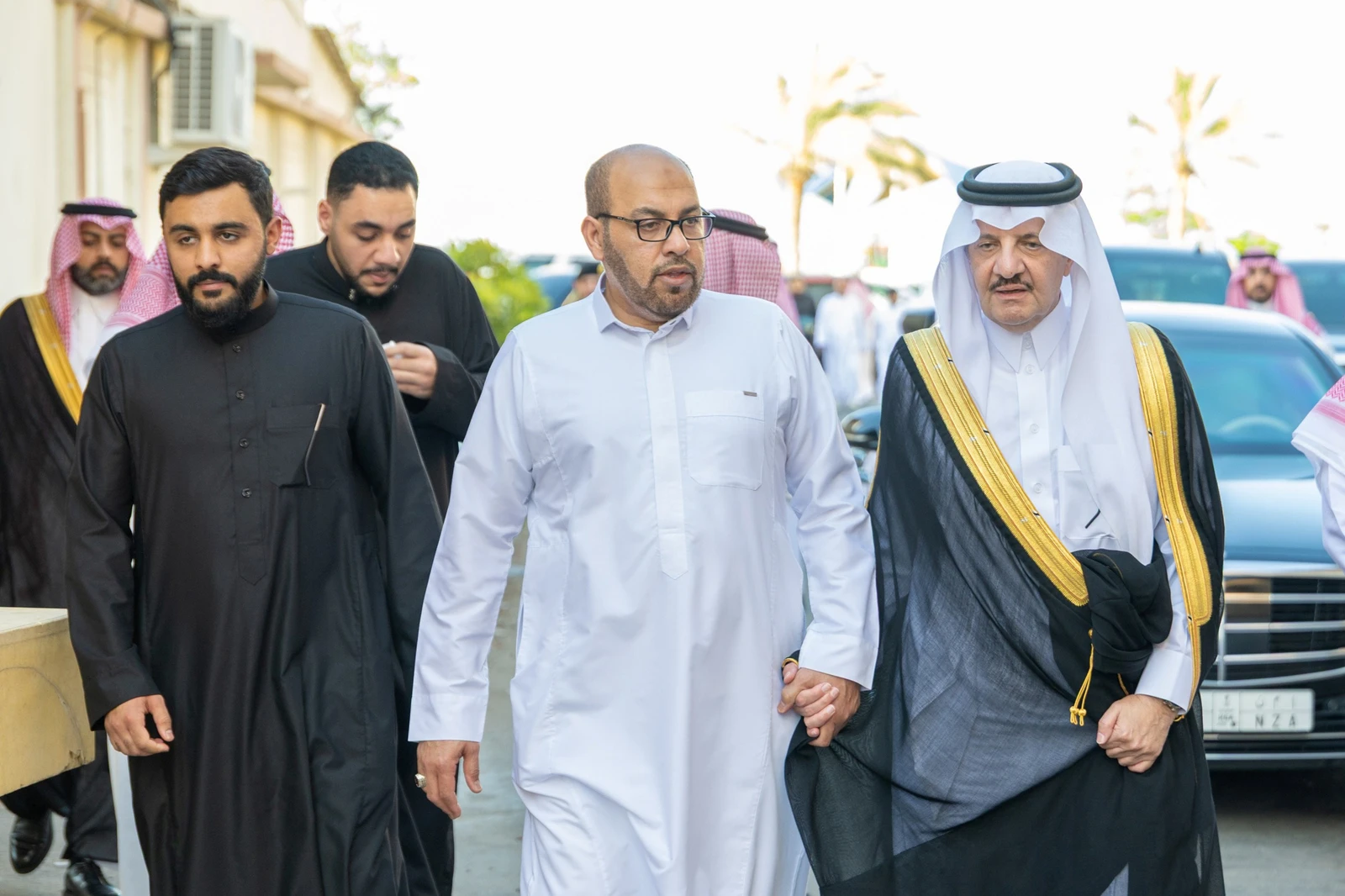 أمير الشرقية يقدّم العزاء لعدد من أسر شهداء حادث سقوط المروحية