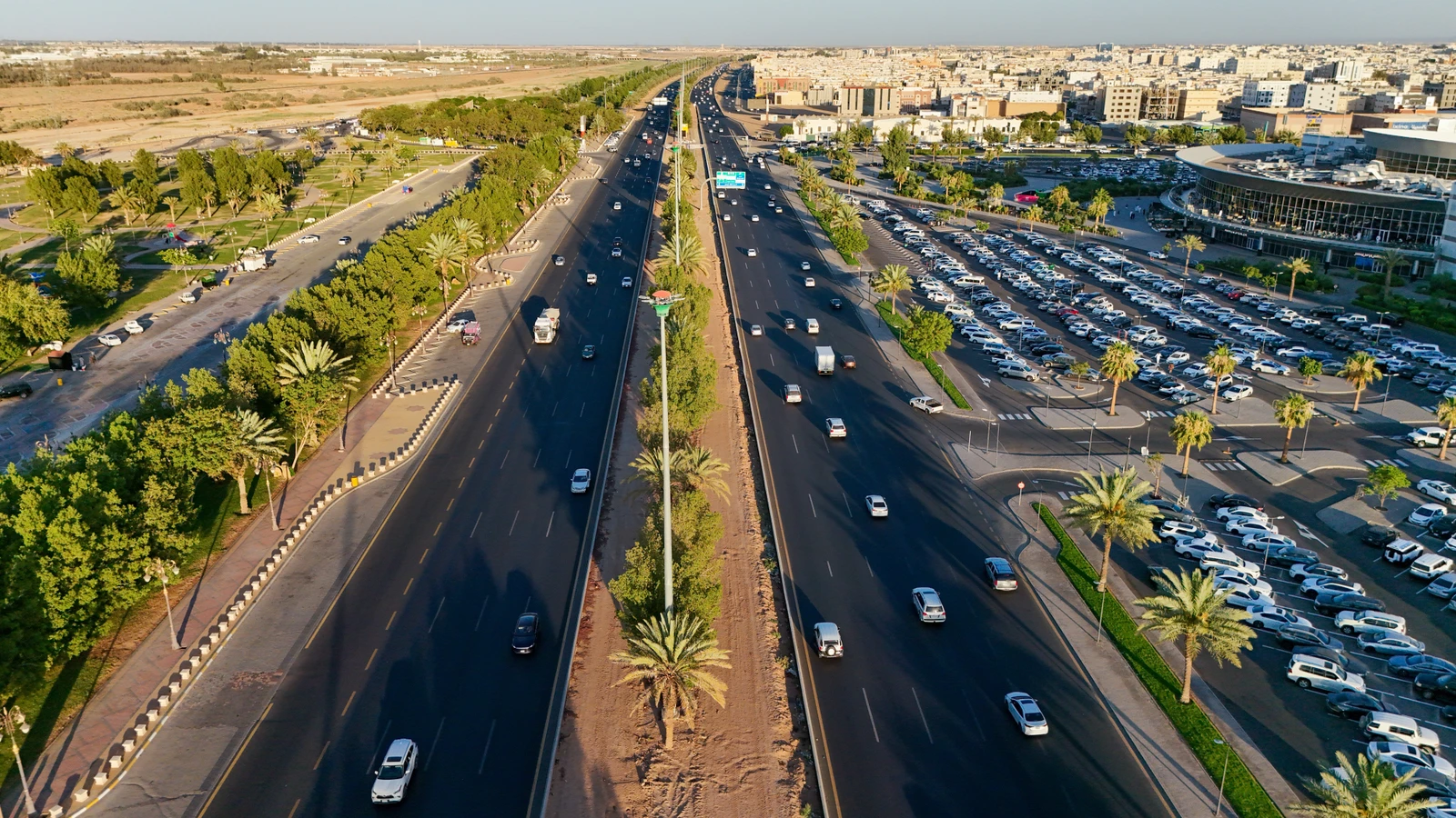 تم رفع السعة المرورية للطريق من مسارين إلى أربعة مسارات