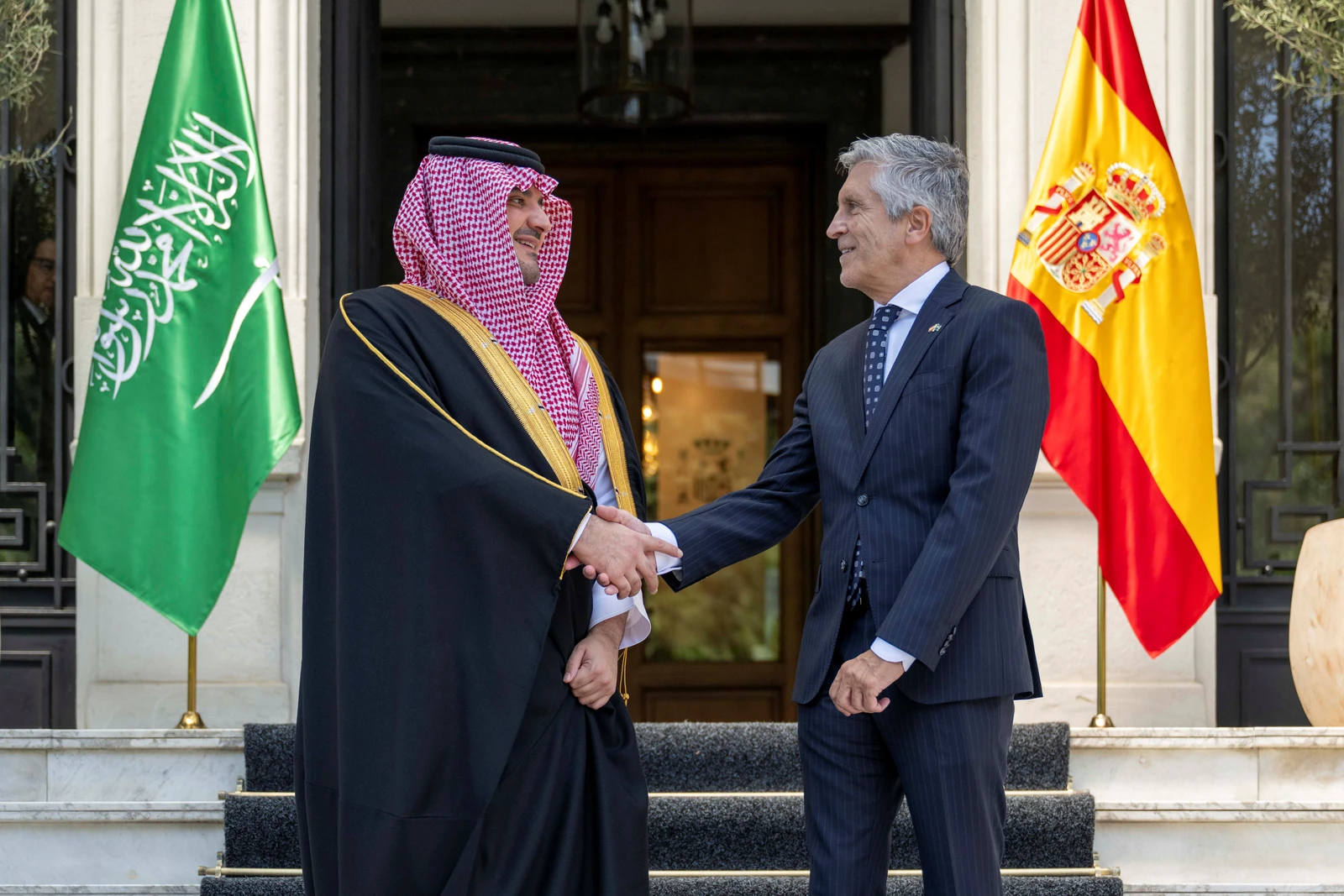 وزير الداخلية يبحث مع نظيره الإسباني تعزيز التعاون الأمني