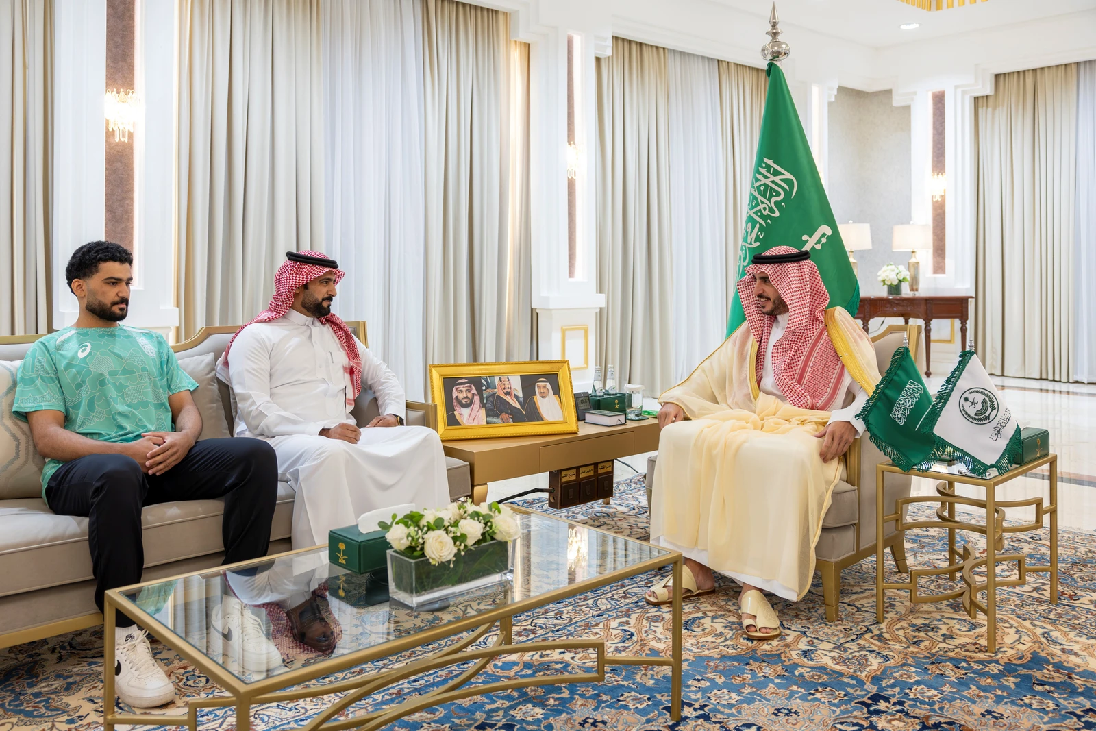أمير الجوف يستقبل بطل الكاراتيه سيف القايد