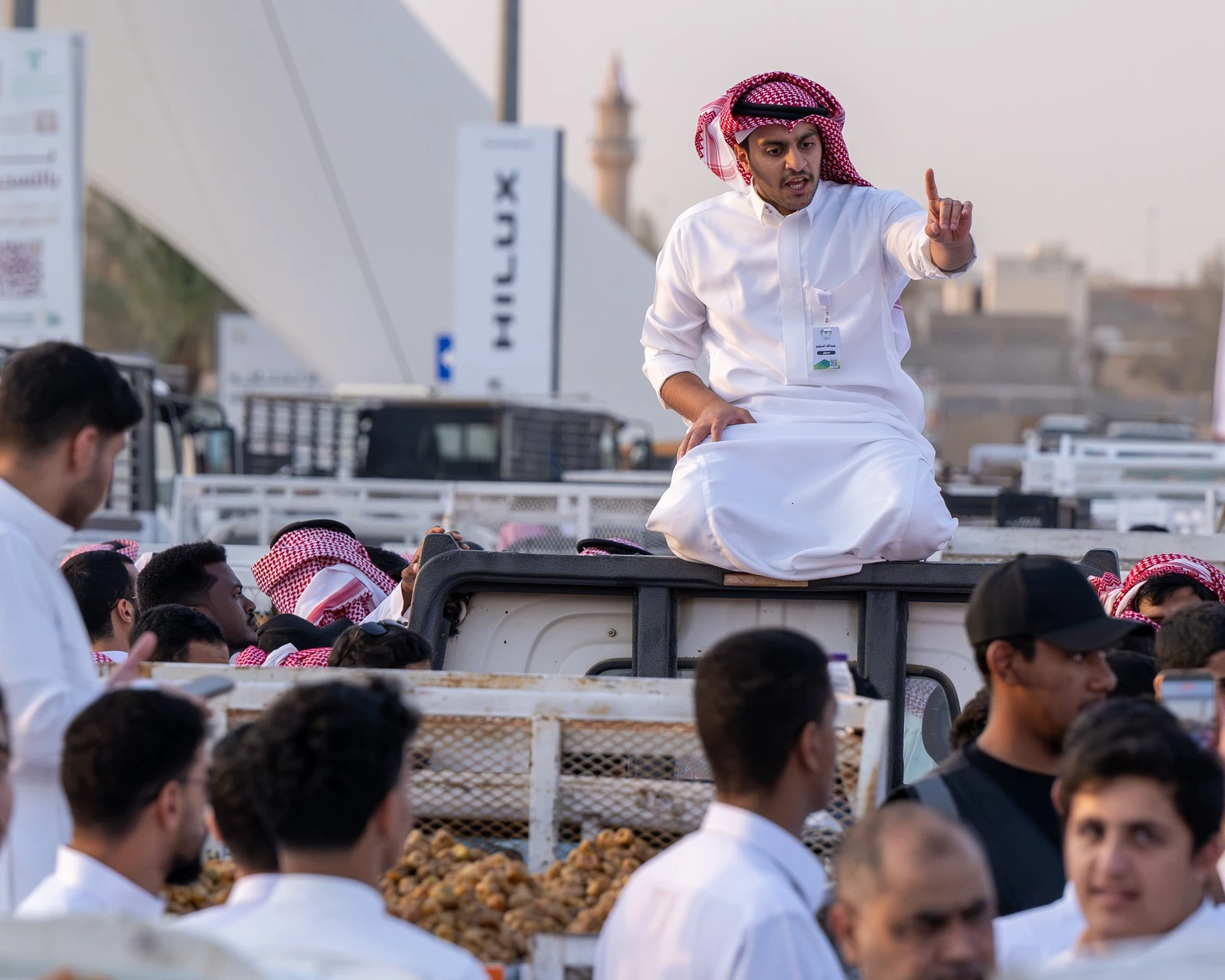 200 دلال يديرون حركة المزاد في كرنفال بريدة للتمور