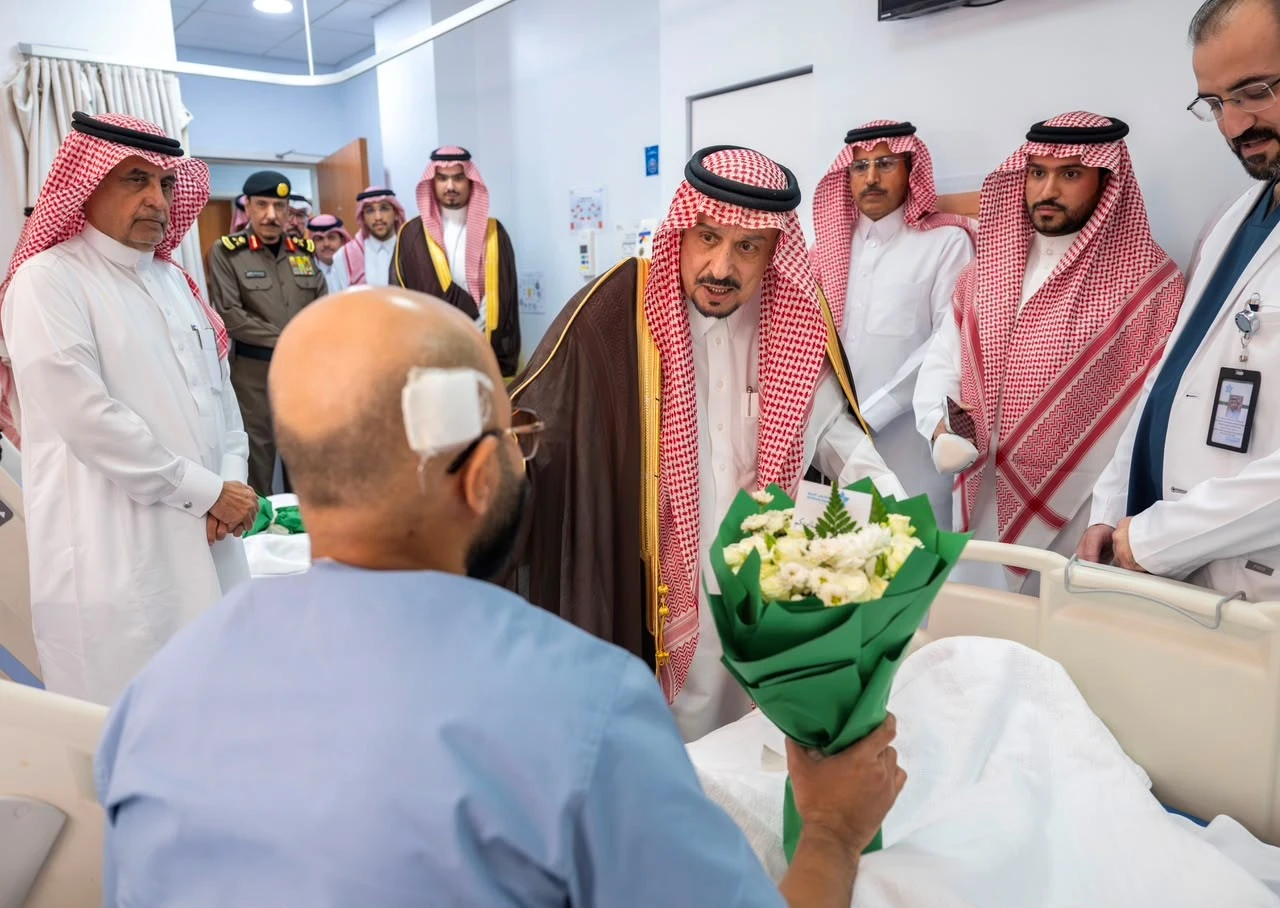 أمير الرياض يتفقد المصابين جراء عدوان الميليشيا الحوثية