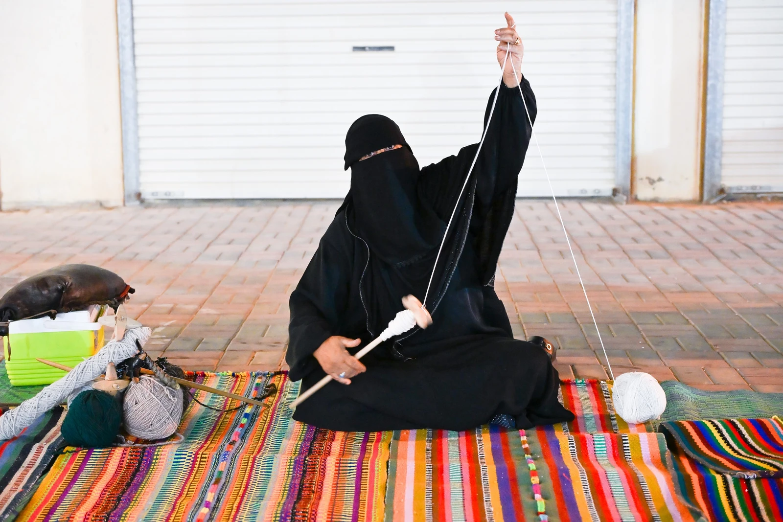 المغزل التراثي يجذب زوار مهرجان طريف