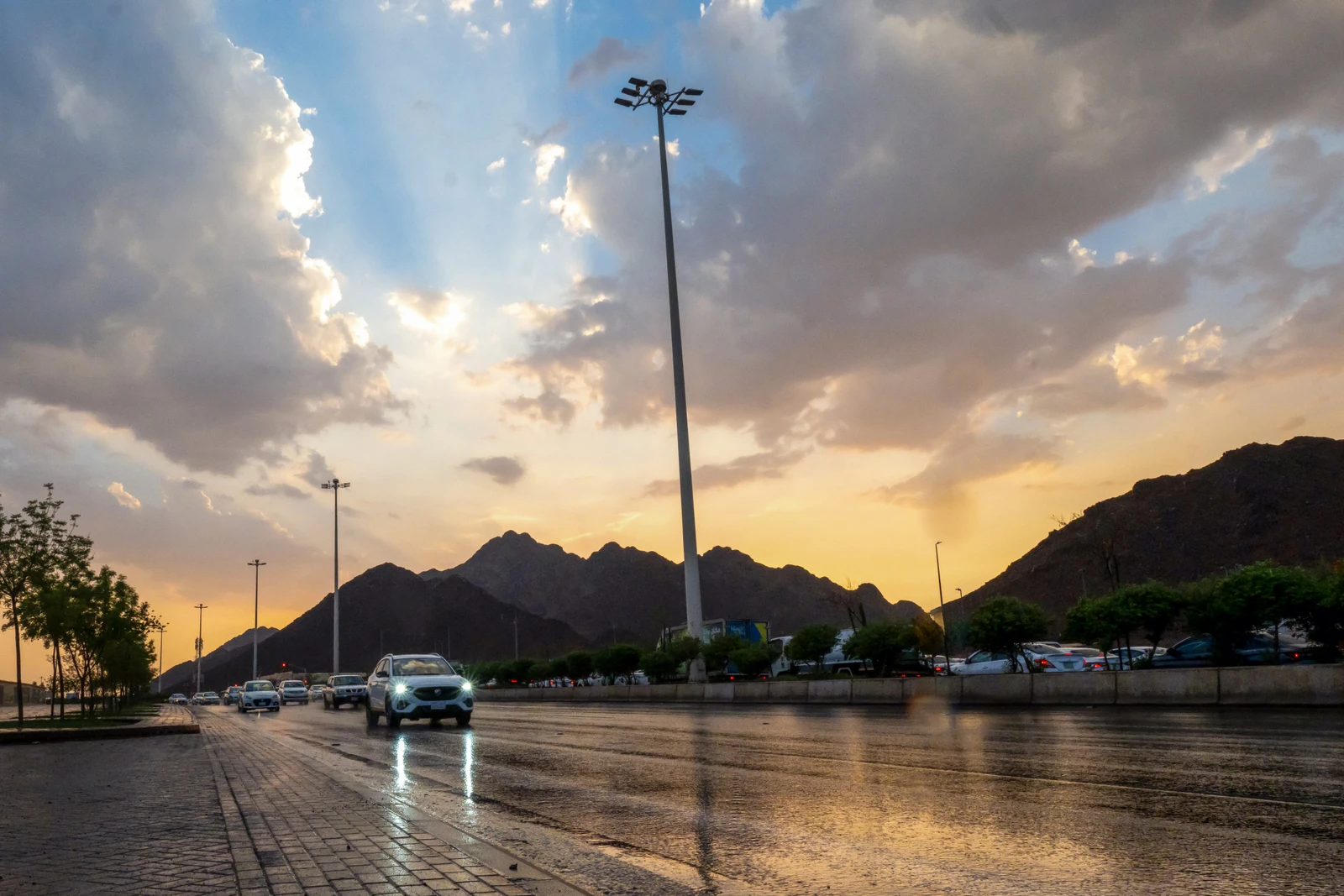 توقعات بسحب ماطرة على أجزاء من 10 مناطق 