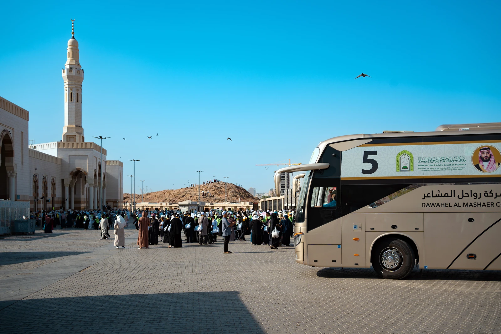 ضيوف خادم الحرمين يزورون معالم المدينة