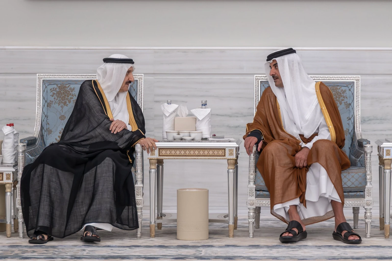 الأمير منصور بن متعب ينقل تعازي القيادة لأمير قطر في وفاة والده 