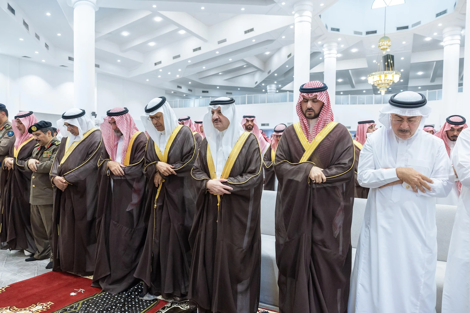 أمير الشرقية ووزير الطاقة يتقدمان صلاة الميت على شهداء "مروحية أرامكو"