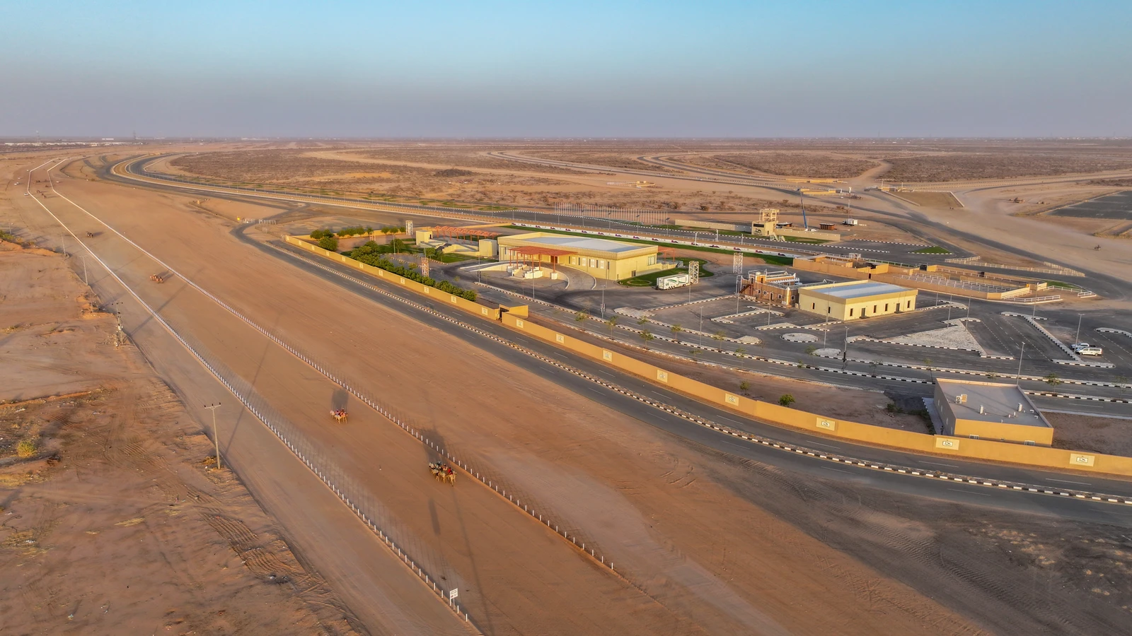 الاتحاد السعودي للهجن يطور ميدان الطائف