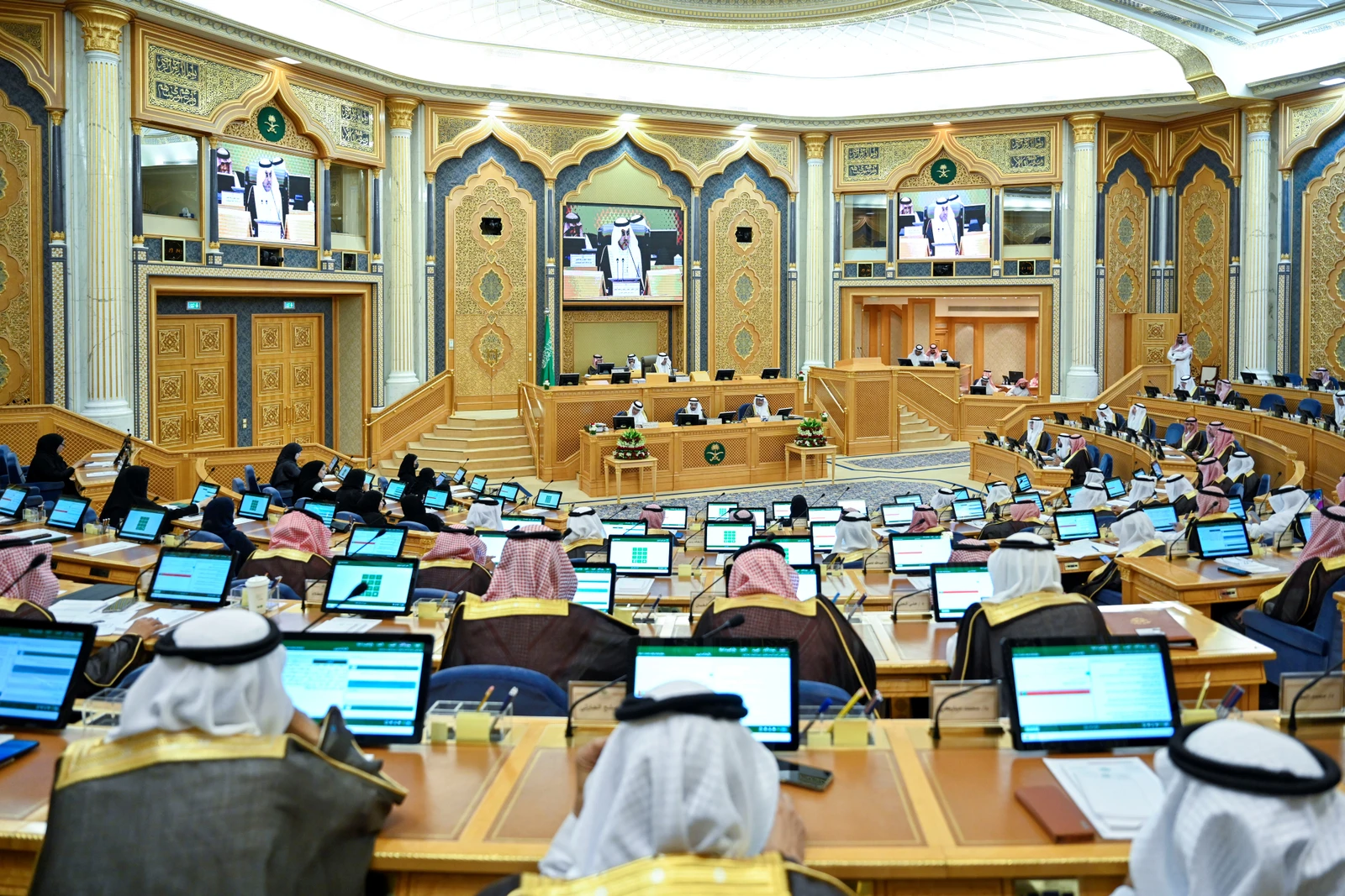 مطالبة شورية بوضع قيود على استخدام منصات التواصل 