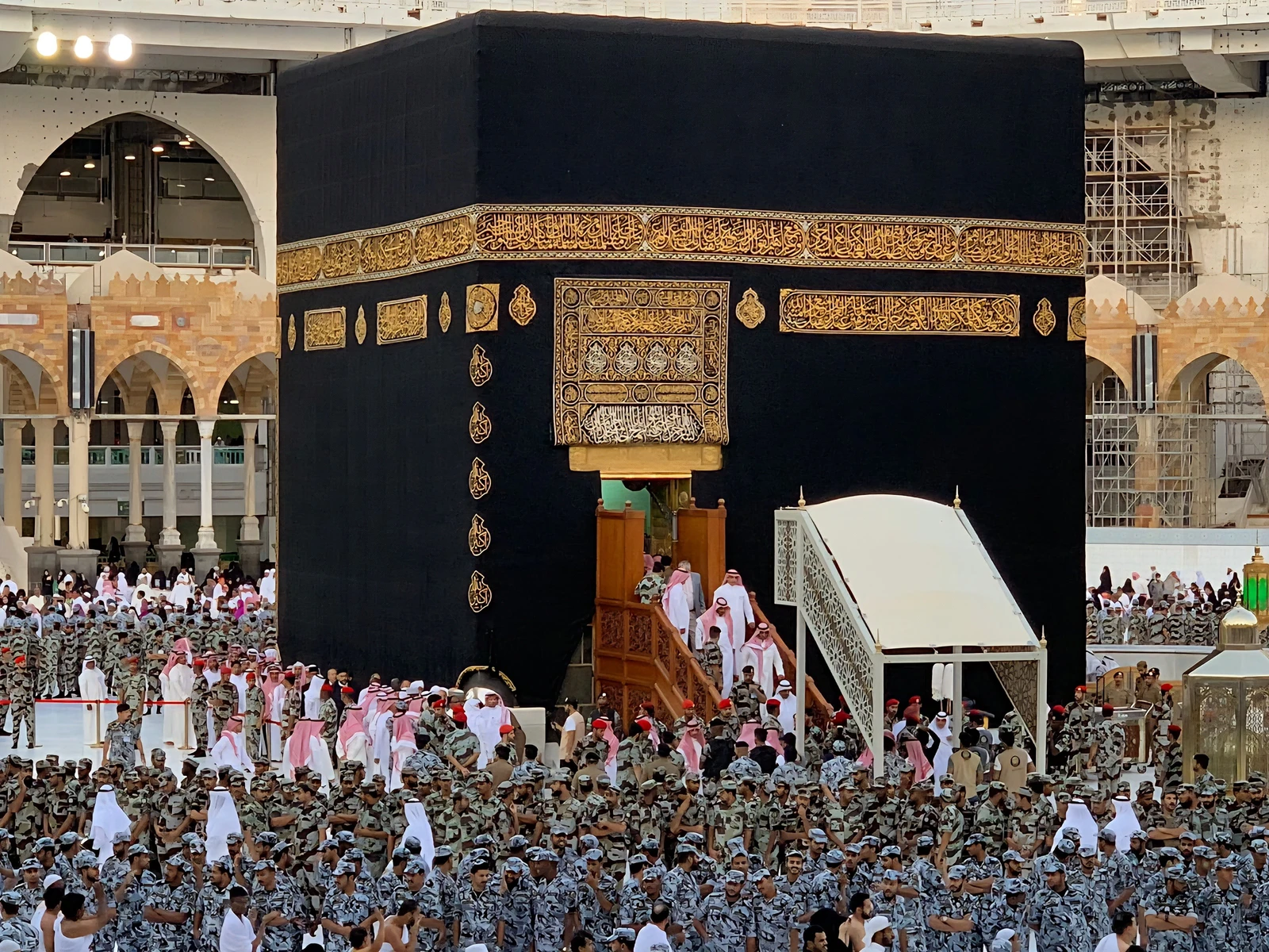 نيابة عن  الملك.. نائب أمير مكة يتشرف بغسل الكعبة 