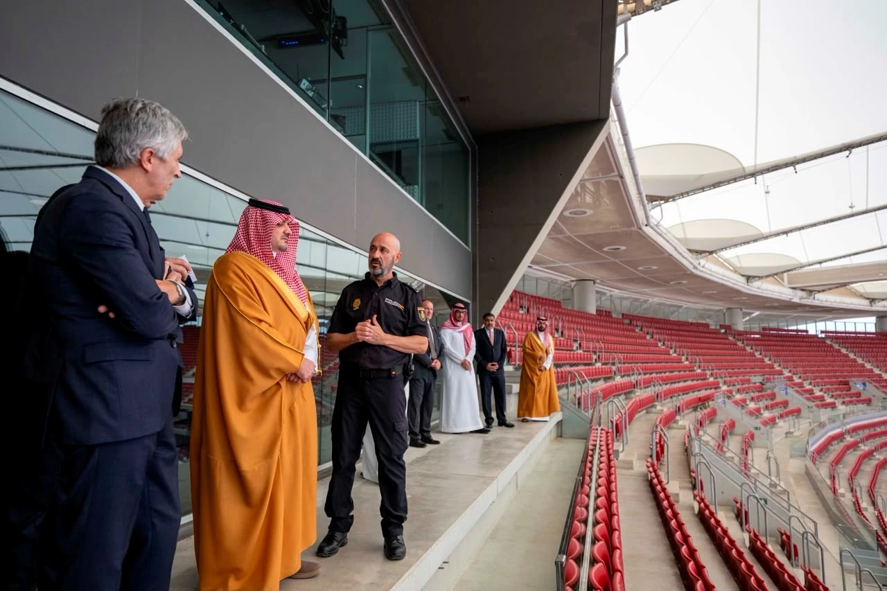 وزير الداخلية يزور ملعب طيران الرياض في مدريد