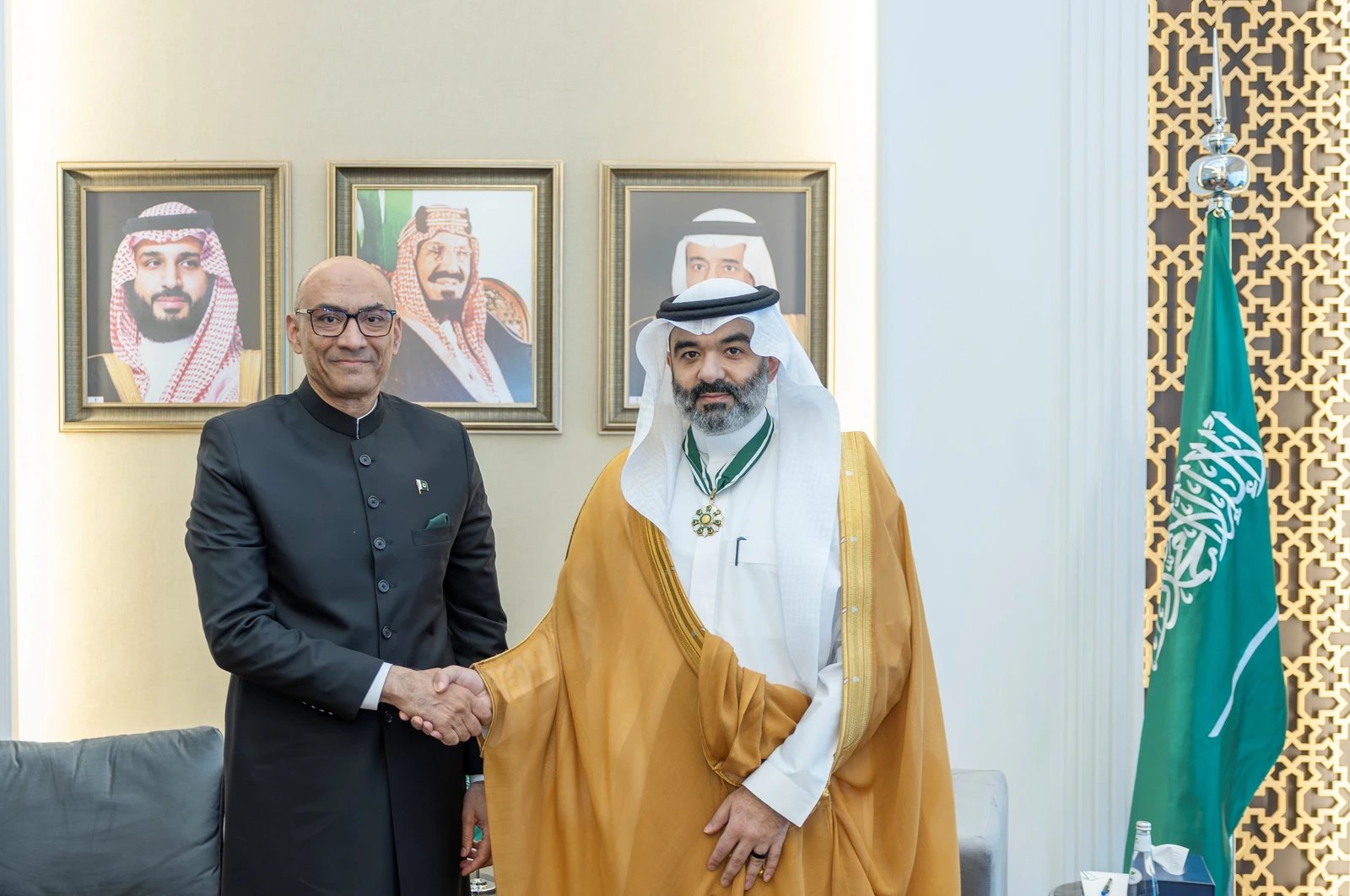 وزير الاتصالات يتقلد وسام "هلال باكستان المدني"
