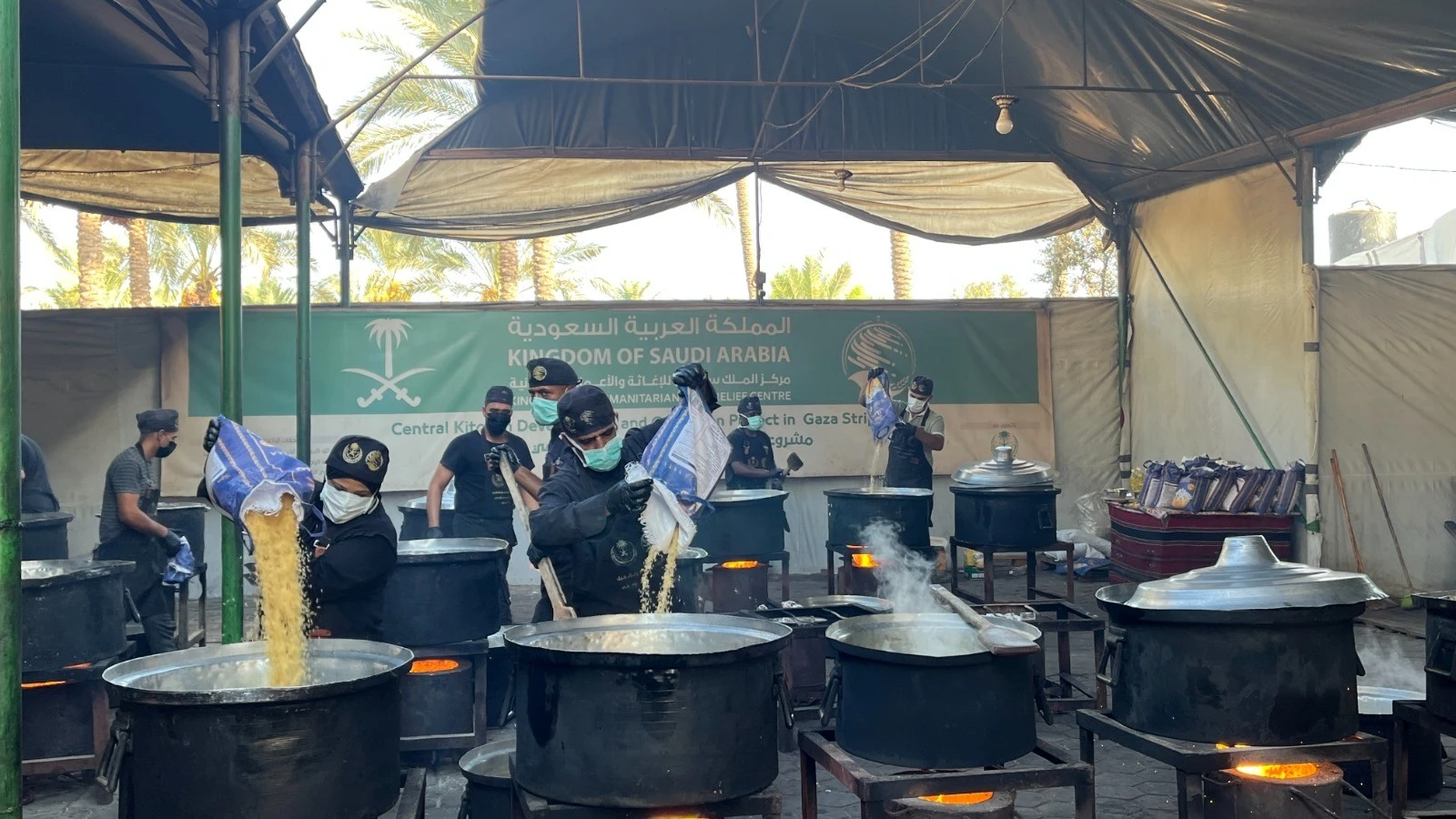 الوجبات السعودية تعين الفئات الأكثر احتياجًا في غزة