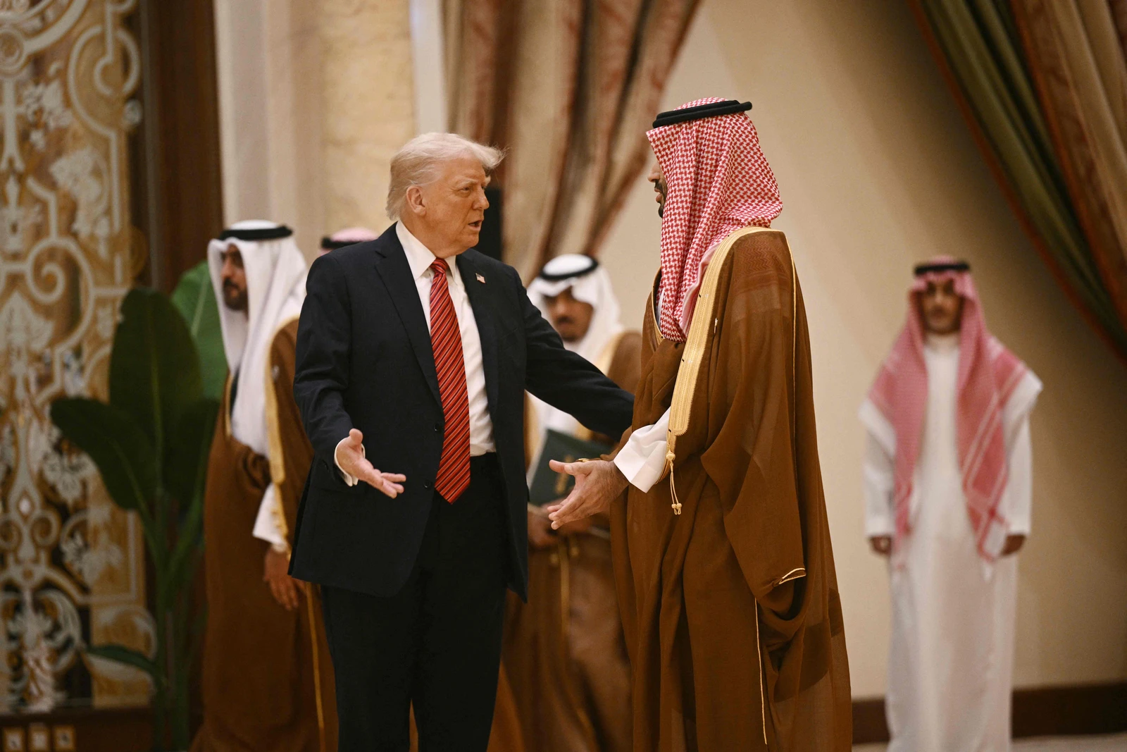 ولي العهد يؤكد لترامب ضرورة تغليب لغة الحوار وخفض التصعيد