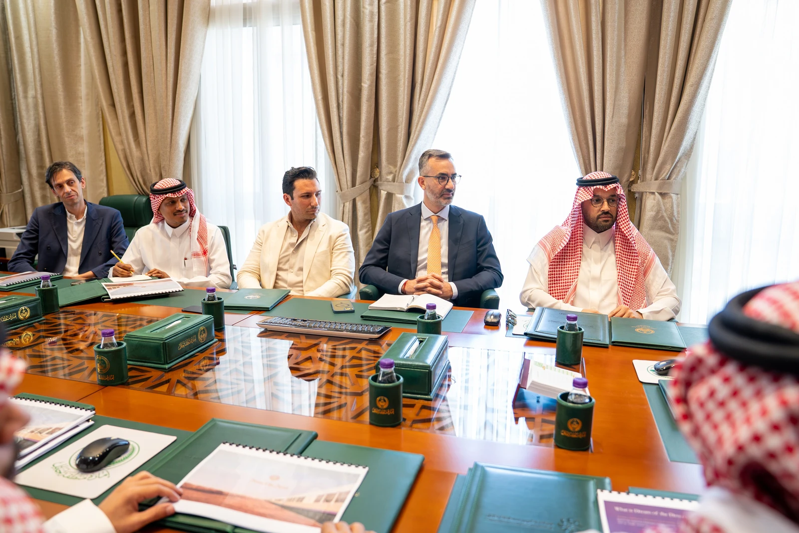 نائب أمير حائل يبحث خطط مشروع قطار حلم الصحراء
