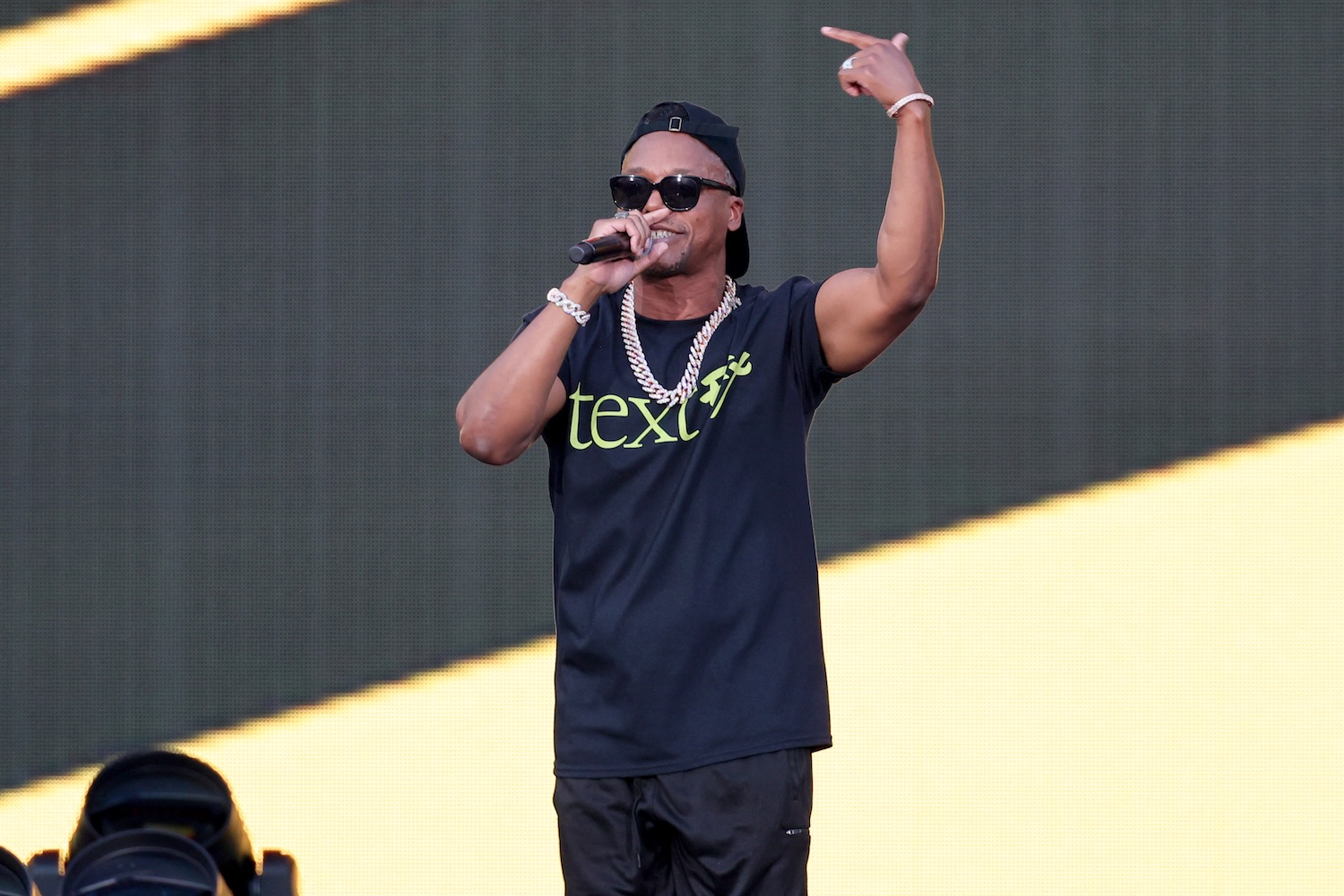 يؤدي Lupe Fiasco أداءً حيويًا على خشبة المسرح، حيث يجذب الجمهور بأداء ديناميكي. (فرانس برس)