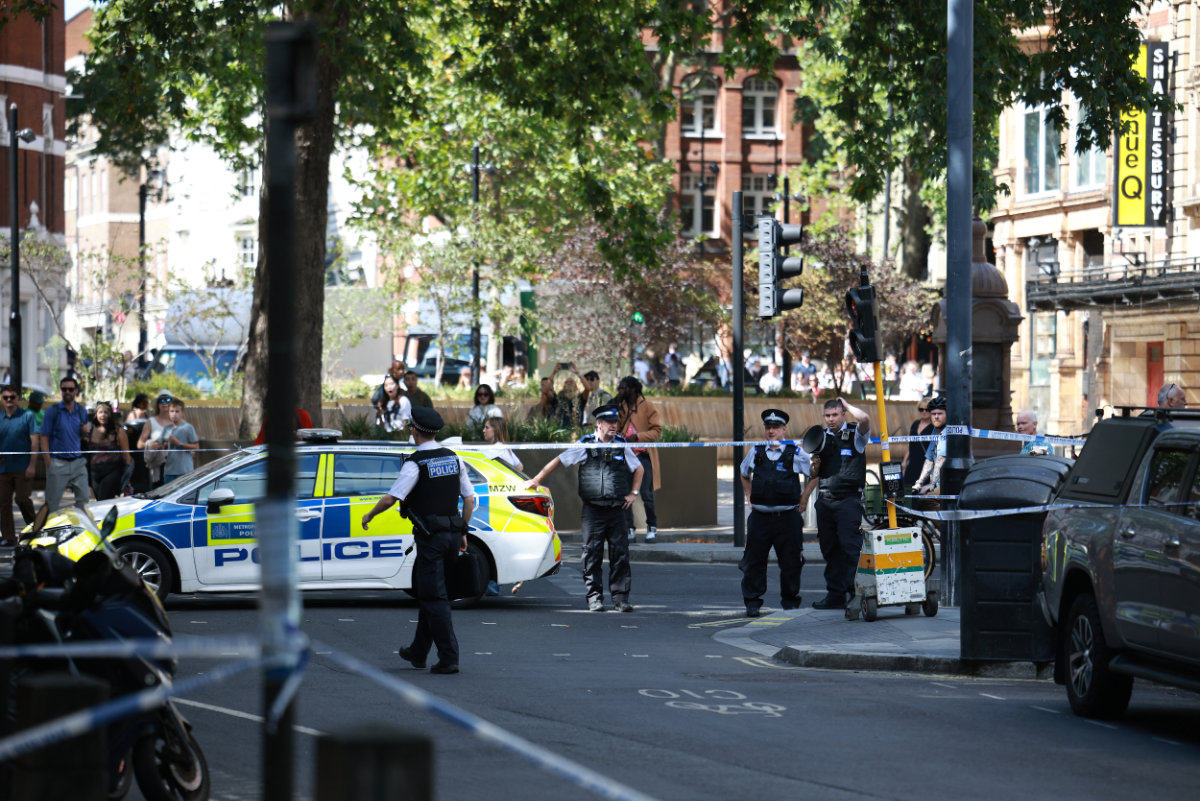 Police cordon off a street in central London as officers respond to an unspecified incident, drawing a crowd of onlookers nearby.London remains highly ranked for overall tourist safety and several forms of street crime are falling after intensive enforcement. (AFP file)