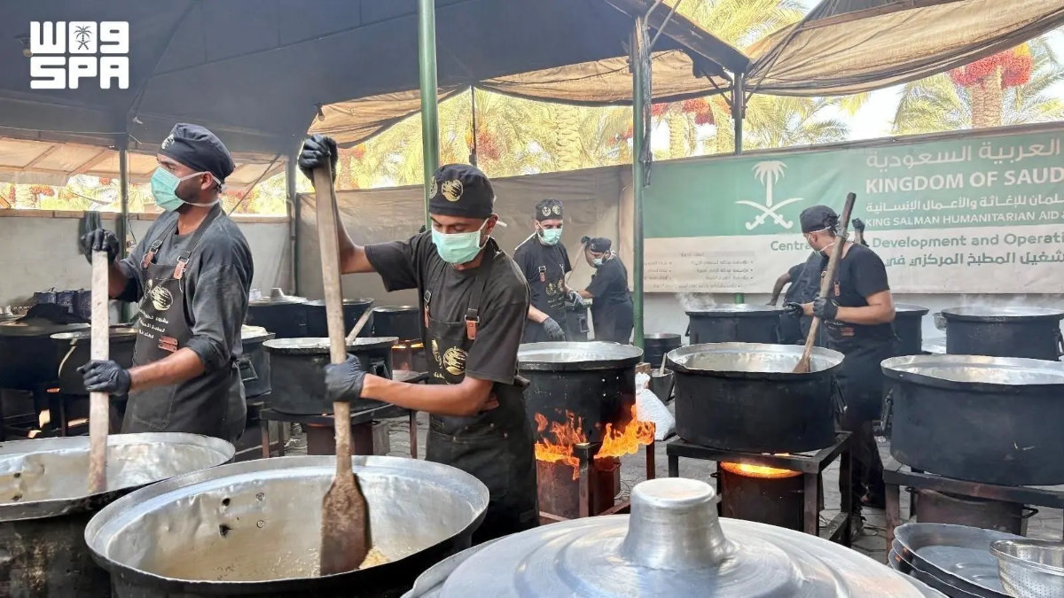 Volunteers prepare largWorkers of KSrelief’s central kitchen prepare hot meals for vulnerable individuals across the central and southern Gaza Strip, part of Saudi Arabia’s continuing humanitarian relief efforts in the war-ravaged Palestinian territories. (SPA)