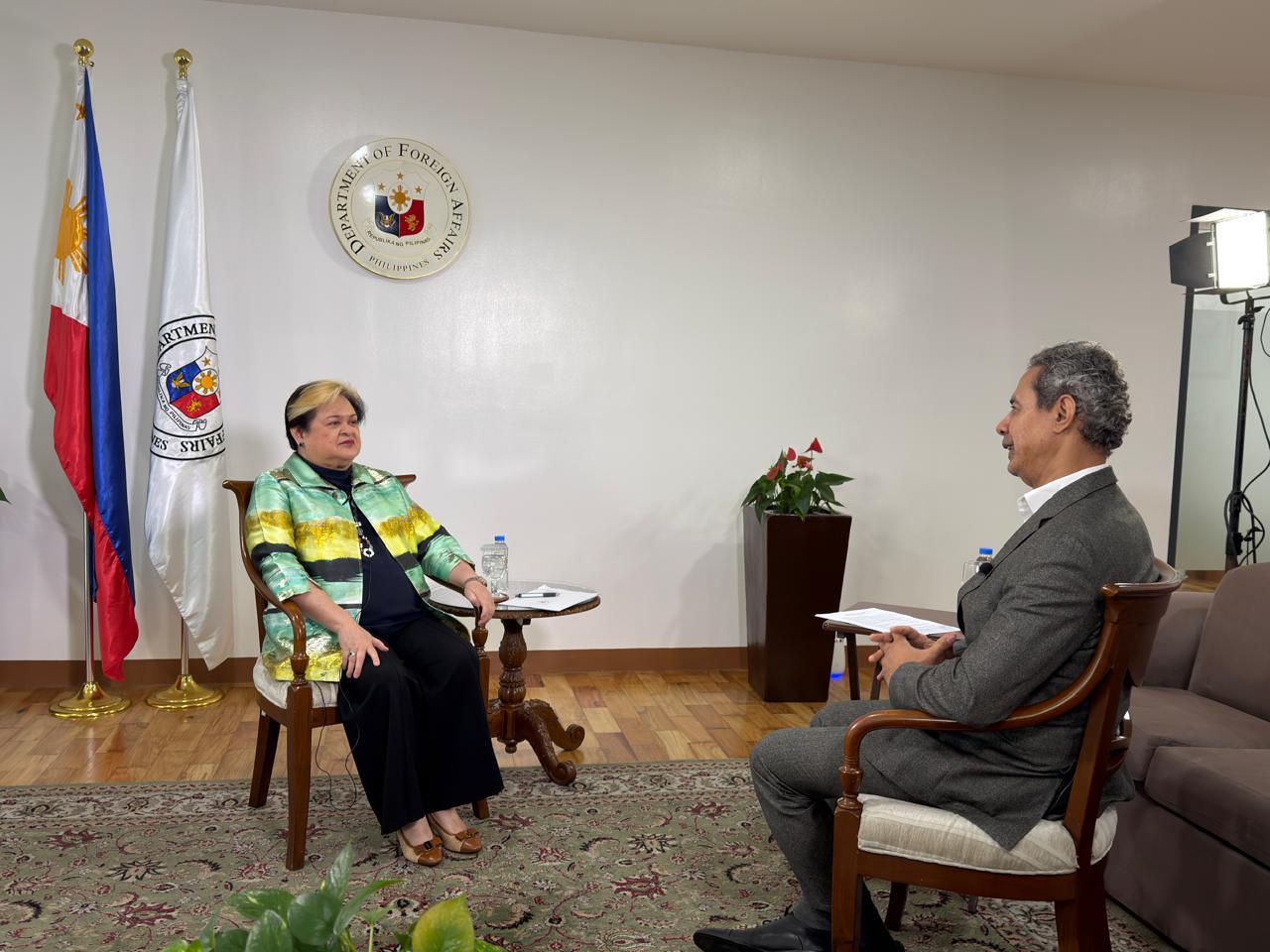 Arab News Asia Bureau Chief Baker Atyani during the interview in Manila with the Foreign Affairs Secretary of Philippines Theresa Lazaro. (AN Photo)