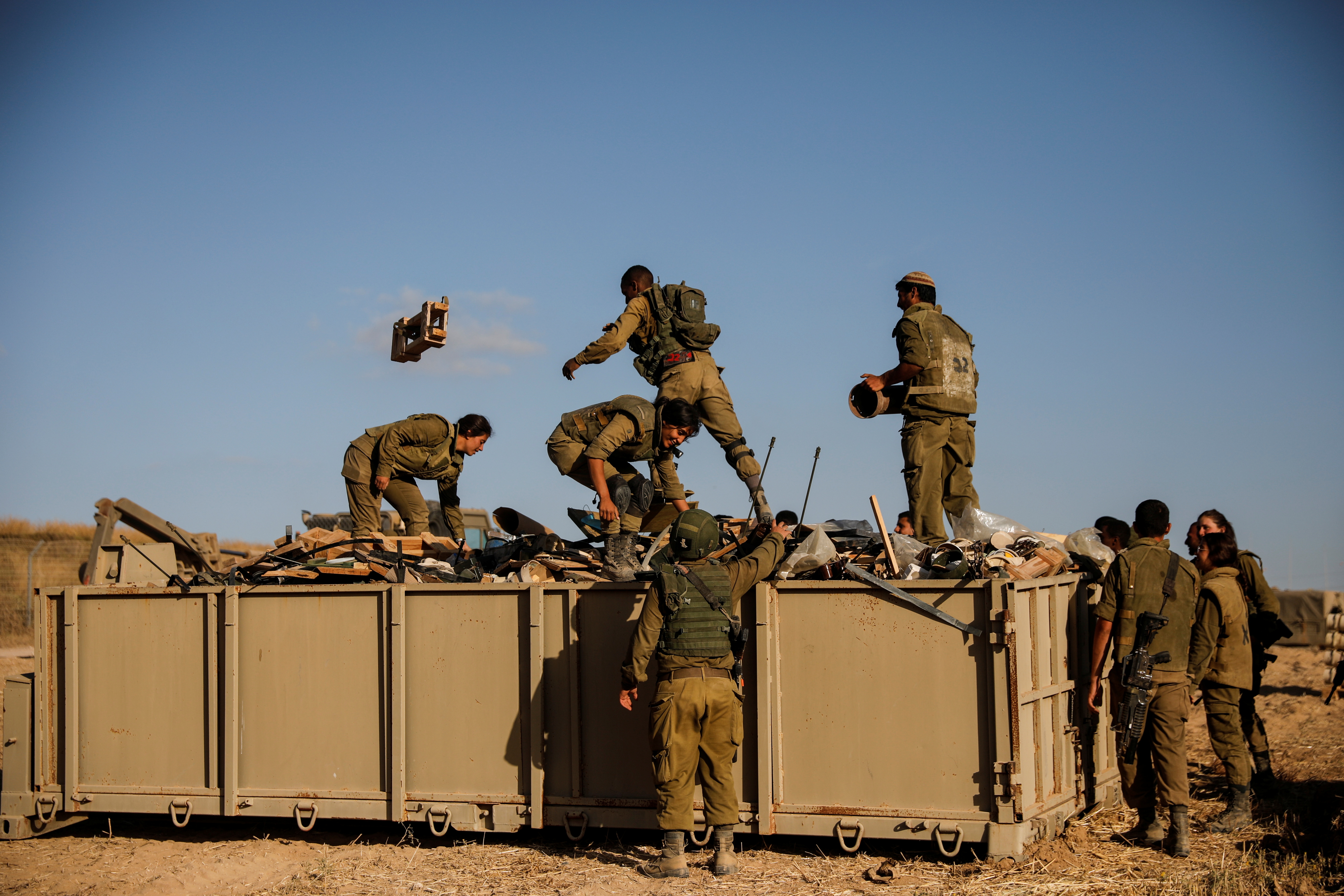 Israeli soldiers work at an artillery unit position near the border between Israel and the Gaza strip, on the Israeli side May 17, 2021. REUTERS/File
