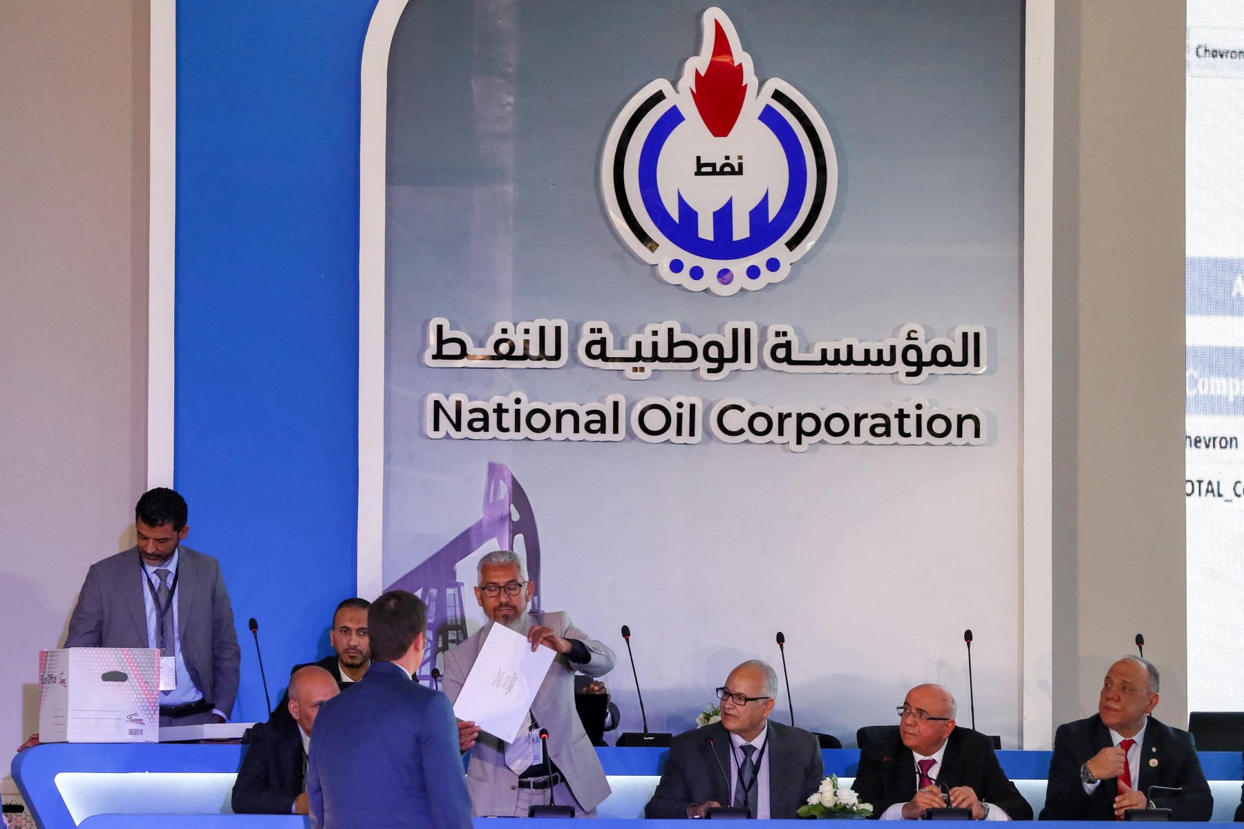 Armed group shuts Libya pipeline valve at key oil field