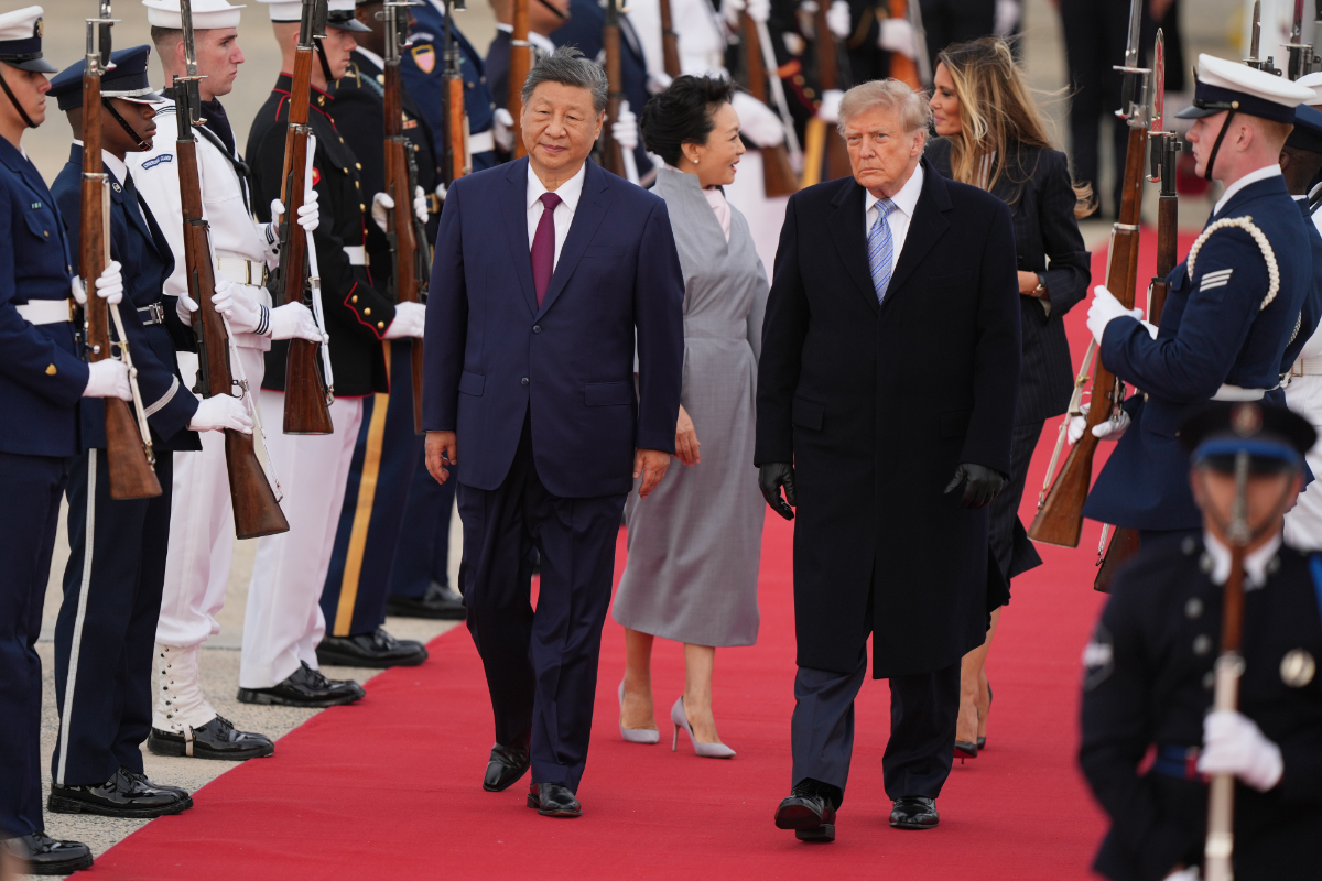 China’s President Xi arrives in Washington, kicking off his state visit with rare planeside welcome from Trump