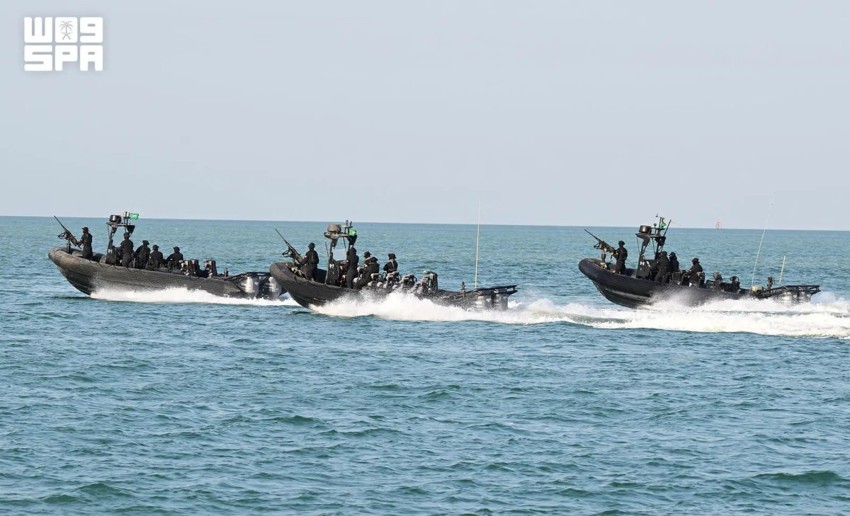 In Alkhobar, the waterfront hosted military air and naval shows featuring aerial flypasts, naval vessels and boats, land formations, military bands and skills demonstrations.  (SPA)