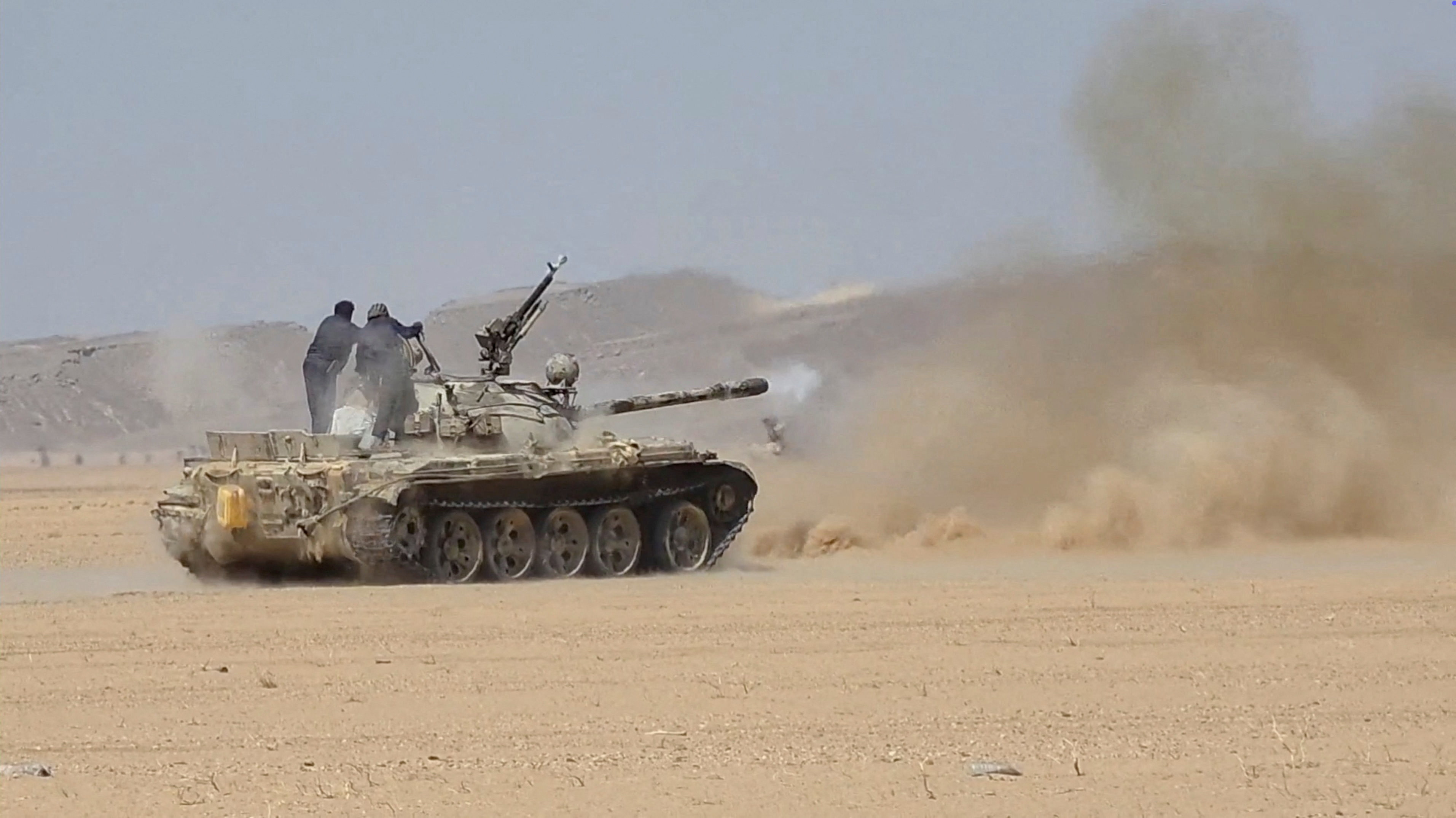 Members of the Saudi-backed Yemeni government forces fire a tank during clashes with Yemen's Iran-aligned Houthis near Al-Hazm, Yemen, in this screen grab obtained from a handout video released September 9, 2026. (Media Centre of of the Yemeni Armed Forces/Handout via REUTERS)