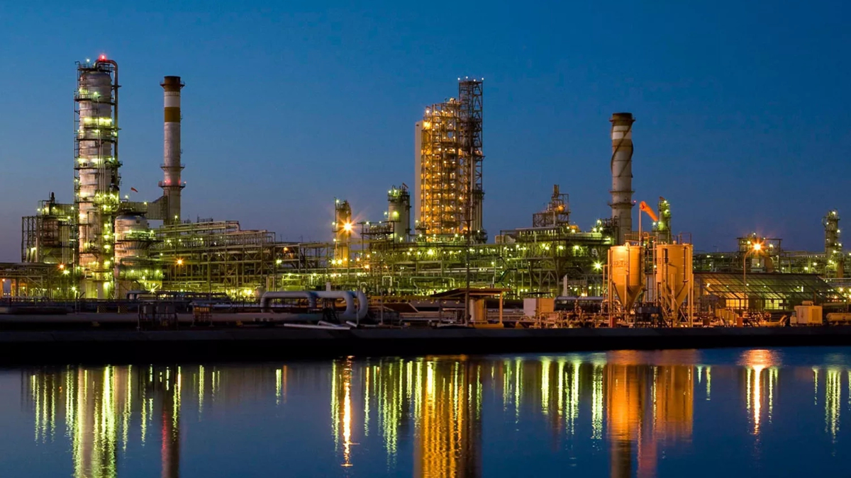 Aramco’s Yanbu Refinery, located on Saudi Arabia’s Red Sea coast, is equipped to convert 230,000 barrels of crude per day with daily fuel production enough to drive an average car around the world more than 3,000 times. (Photo courtesy of aramco.com)
