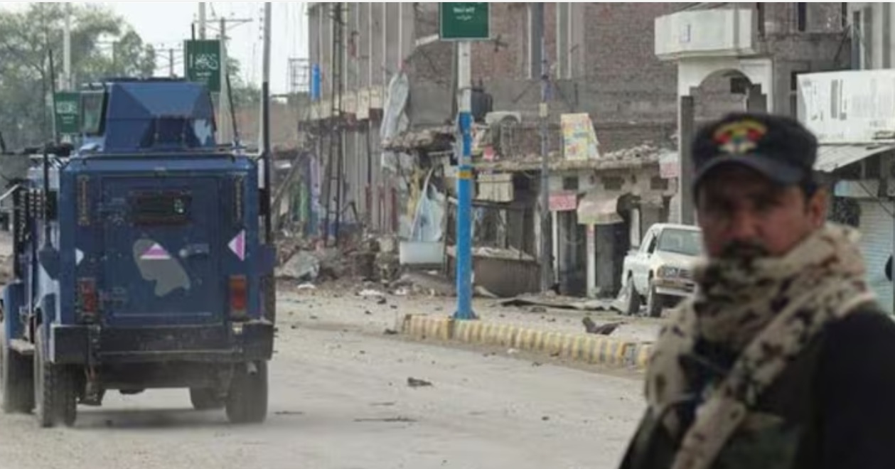 Suicide bombing at police checkpoint in northwestern Pakistan kills at least 11