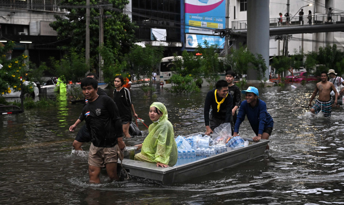 Bangkok floods send thousands into shelters after days of rain