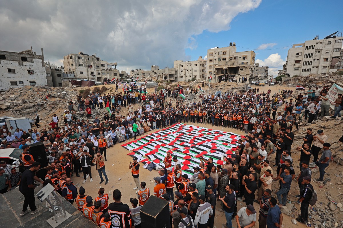Palestinian mourners gather for a mass funeral procession in Gaza's Al-Yarmouk neighborhood on Oct. 1, 2026, following the recovery of 105 bodies from beneath the rubble of the Al-Taj residential block which was destroyed by Israeli strikes. (AFP)