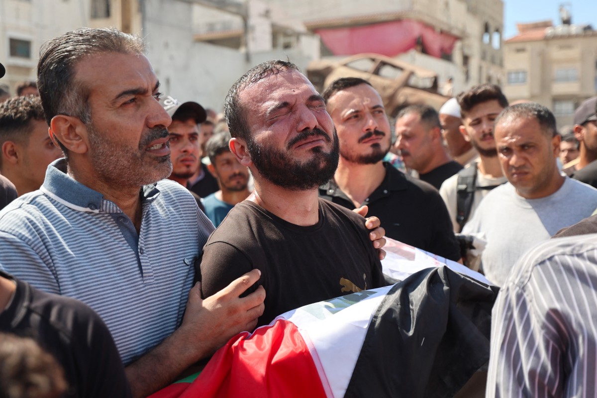 Palestinian mourners gather for a mass funeral procession in Gaza's Al-Yarmouk neighborhood on Oct. 1, 2026, following the recovery of 105 bodies from beneath the rubble of the Al-Taj residential block, which was destroyed by Israeli strikes three years ago. (AFP)