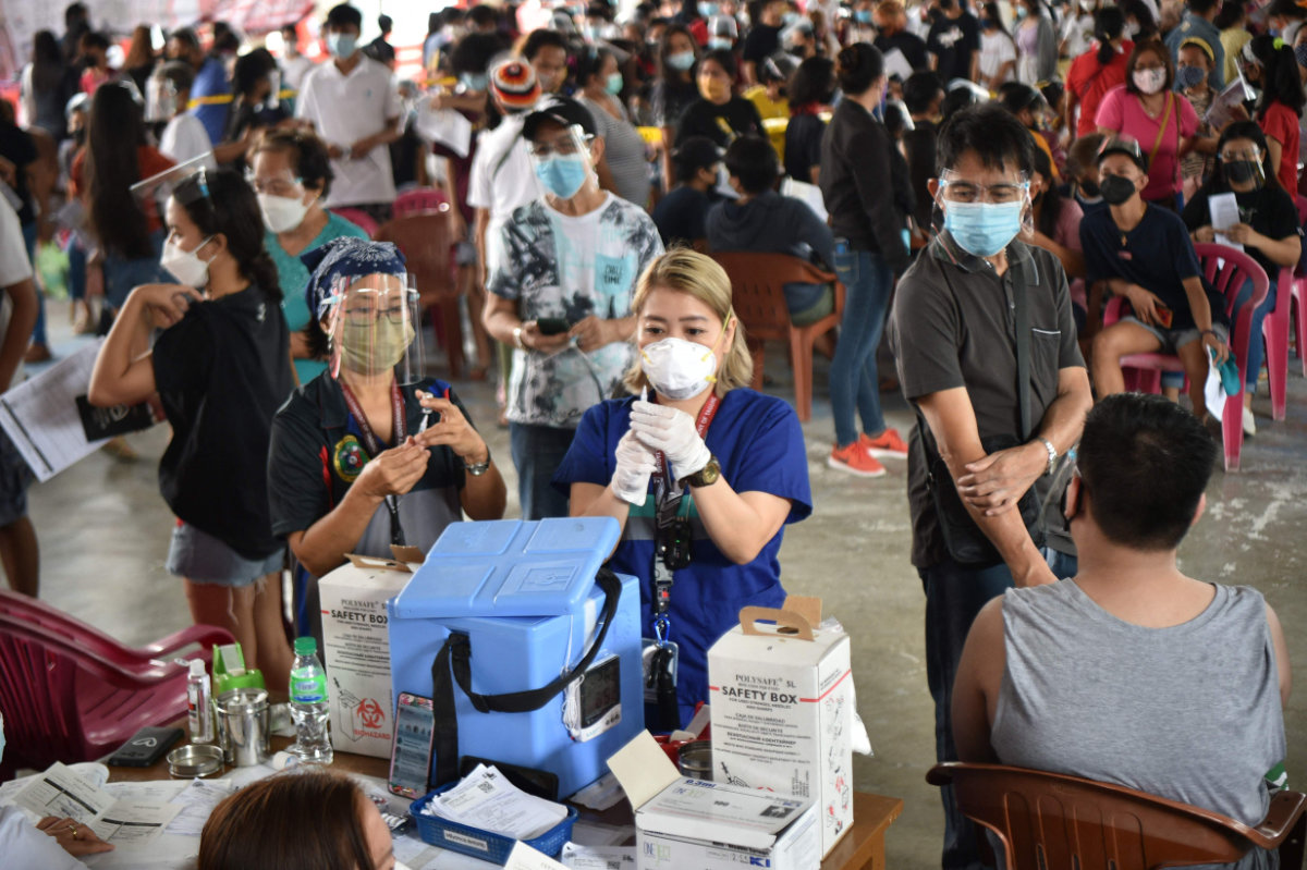 Viral anti-vax posts weaponize Philippine inoculation fears
