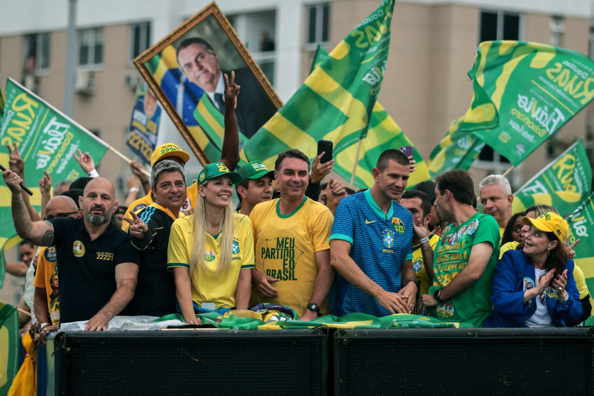 Brazil's right-wing senator and presidential candidate Flavio Bolsonaro (C) of the Liberal Party (PL) gestures during a campaign rally on the eve of the general election, in Campo Grande neighborhood, in the western zone of Rio de Janeiro, Brazil on October 3, 2026. (AFP)