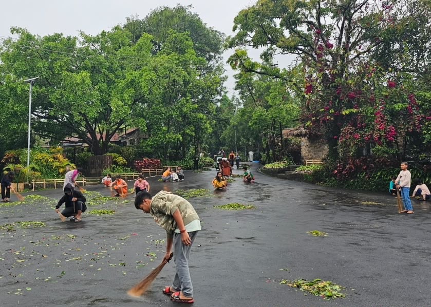 Residents of Mawlynnong join hands to clean the streets of their village, May 2025. (Philemon Khondlanoh)