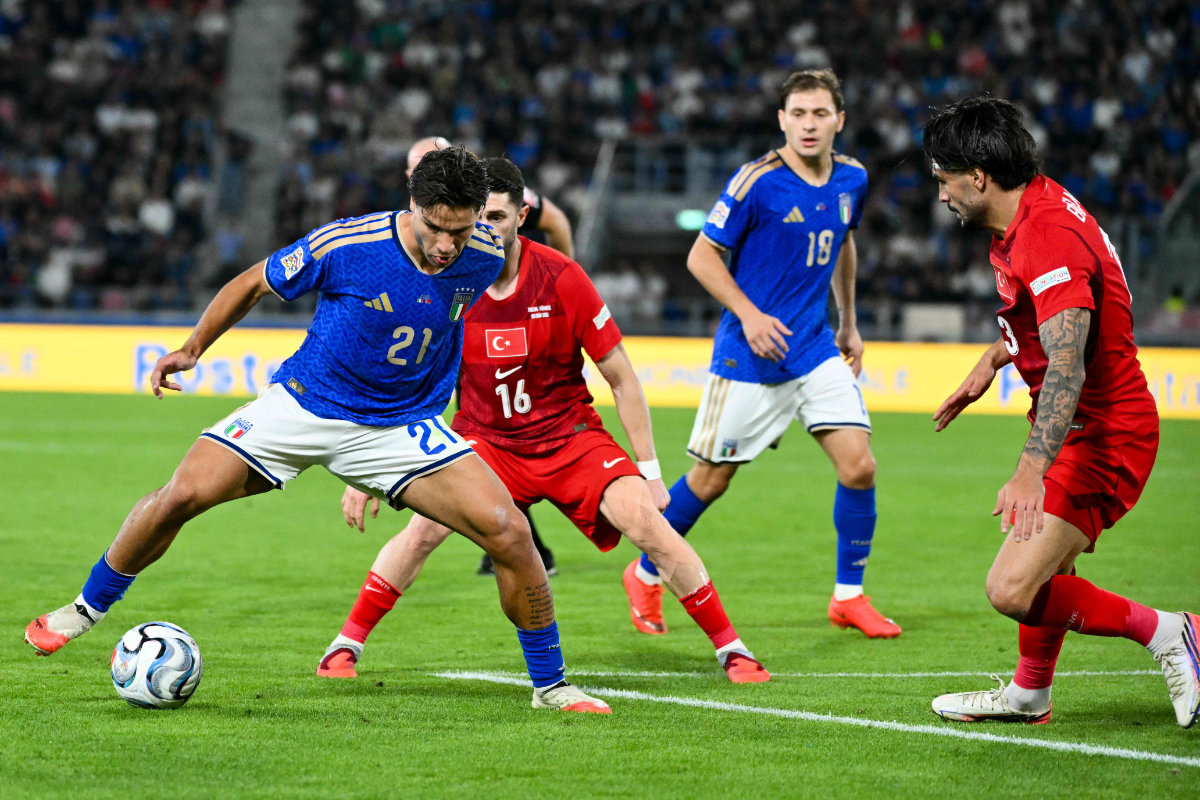 Italy's forward #21 Antonio Vergara fights for the ball with Turkiye’s midfielder #16 Ismail Yuksek during the UEFA Nations League football match (League A day 4, Group A1) between Italy and Turkiye at the Renato Dall'Ara Stadium in Bologna on October 5, 2026. (AFP)