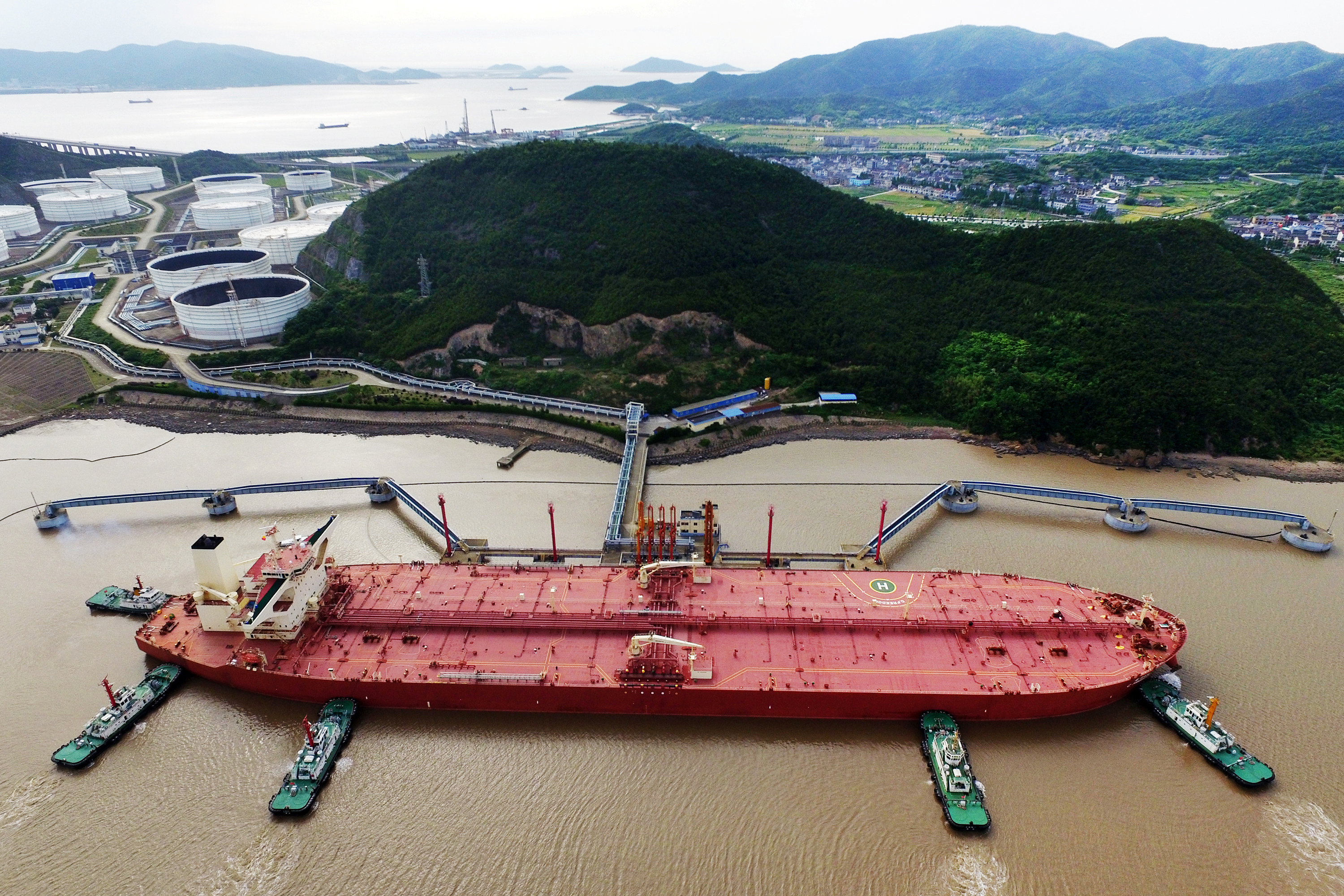 A Reuters report says Chinese refineries have closed deals for October and November for up to 20 million barrels of oil. (Reuters file)