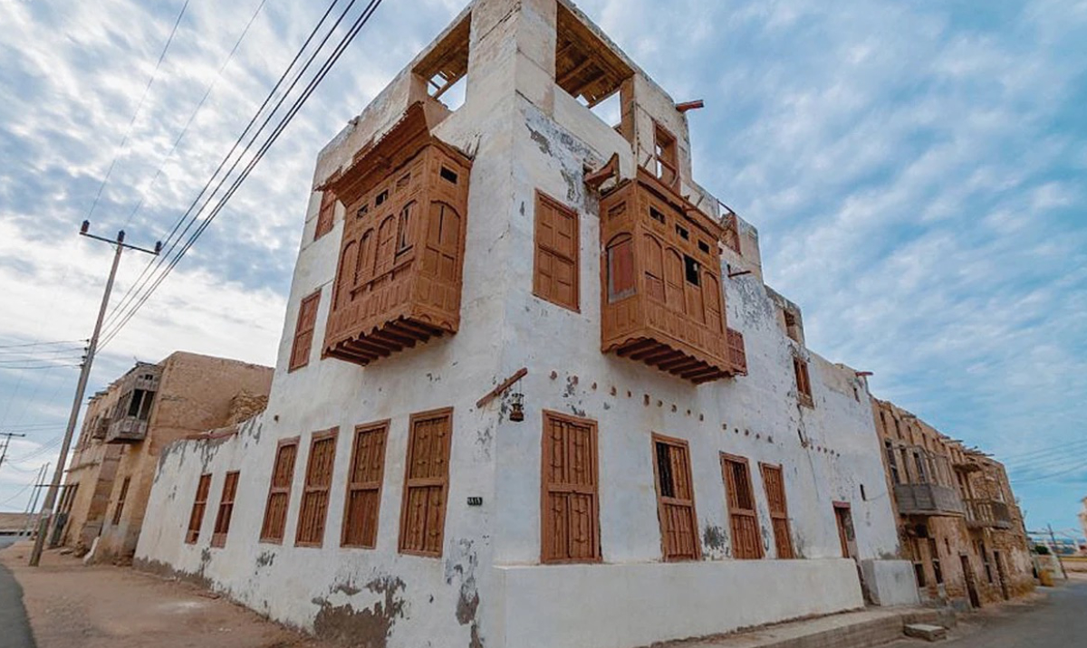 The beauty of ‘rawashin’ designs add a special character to traditional buildings in Al-Wajh and in coastal towns. (File/SPA)