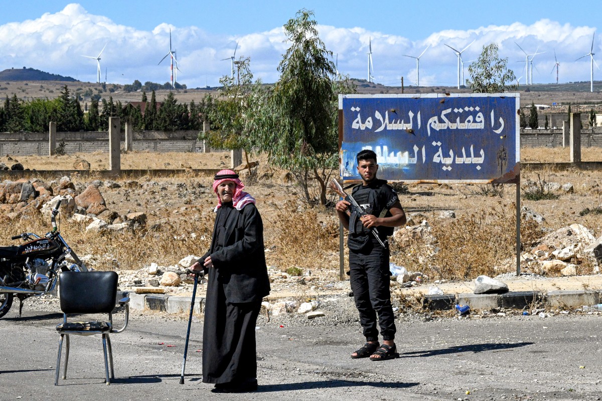 A member of the Syrian internal security forces mans a checkpoint in the town of Salam in Quneitra in southwestern Syria near the Israeli-annexed Golan Heights on October 7, 2026. (LOUAI BESHARA / AFP)