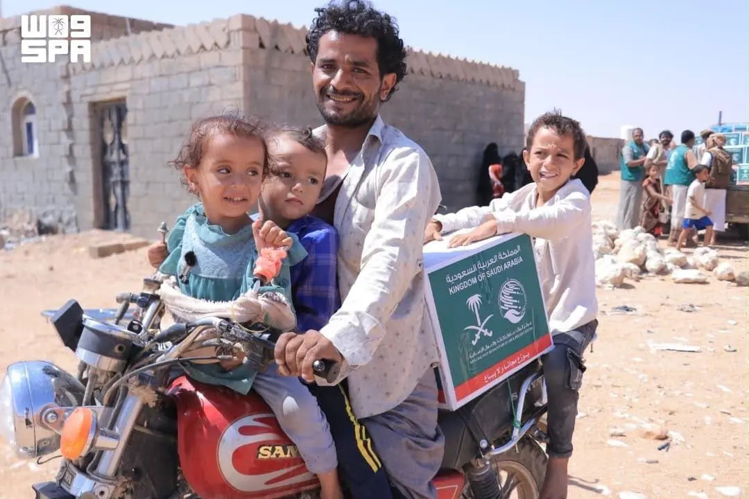 Displaced families receive food aid at a KSrelief distribution center in Al-Abr district of Hadramawt governorate on Oct. 16, 2026. (SPA)
