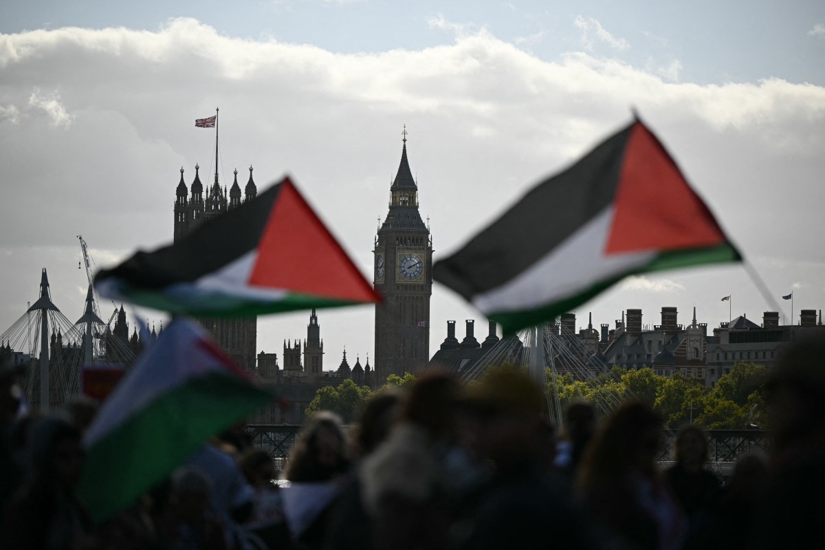 People cross Waterloo Bridge as they take part in a National March in support of Palestine, organized by the Palestine Solidarity Campaign, in central London, Oct. 10, 2026. (AFP